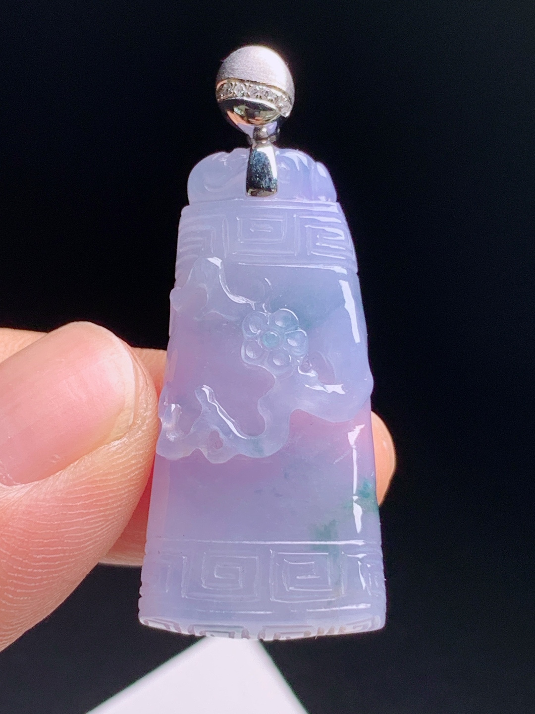 ️  浓紫飘绿梅花无事牌吊坠，紫底柔和带鲜翠，浮雕梅花古韵回纹，冰润胶感古韵雅致，梅开五福平安吉祥
