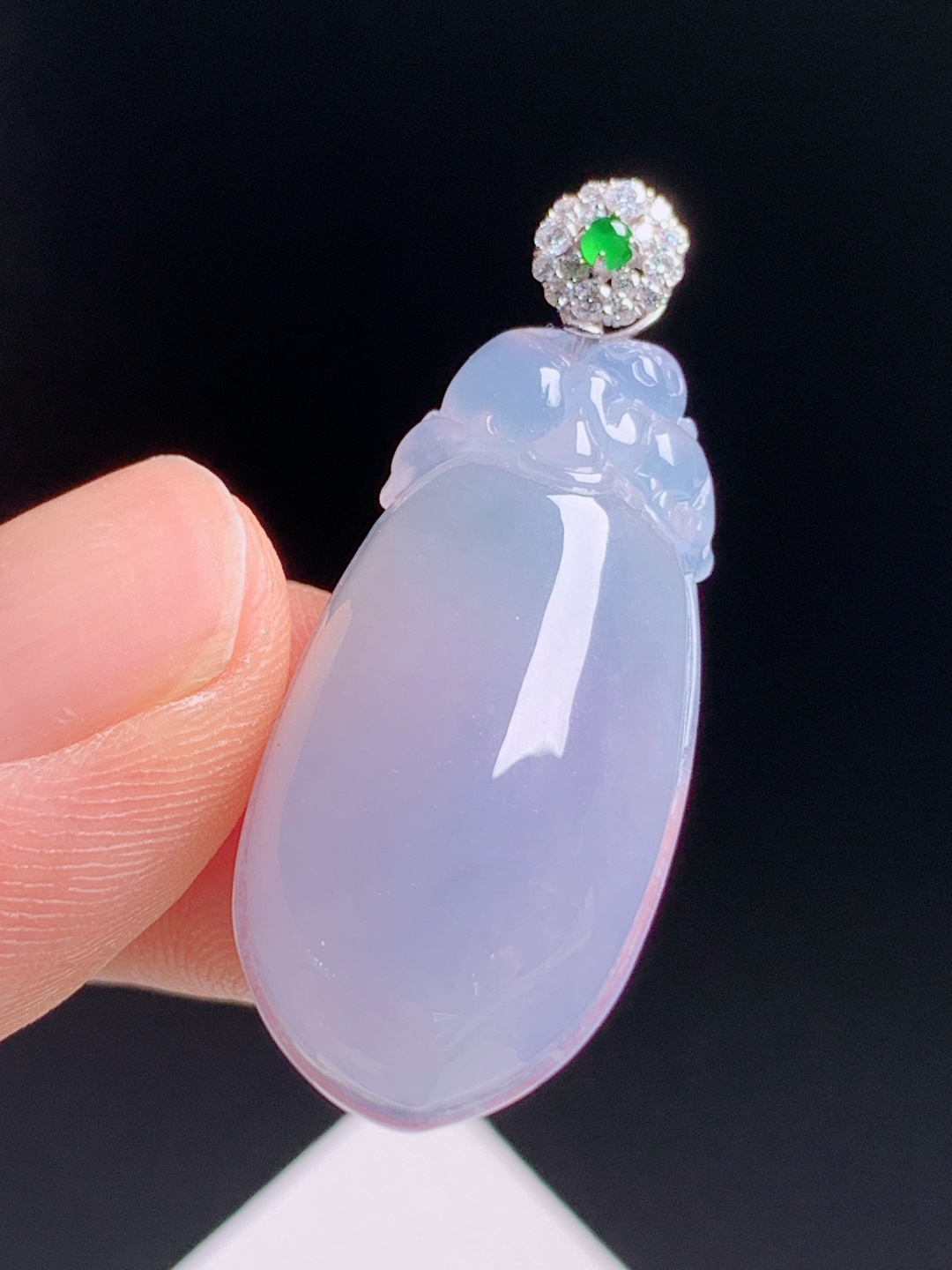 冰粉紫福瓜吊坠，胶润饱满满圈柔紫，18K金钻配正阳绿顶珠，雕瑞兽守福，寓意福气绵长平安喜乐，温柔显气质
