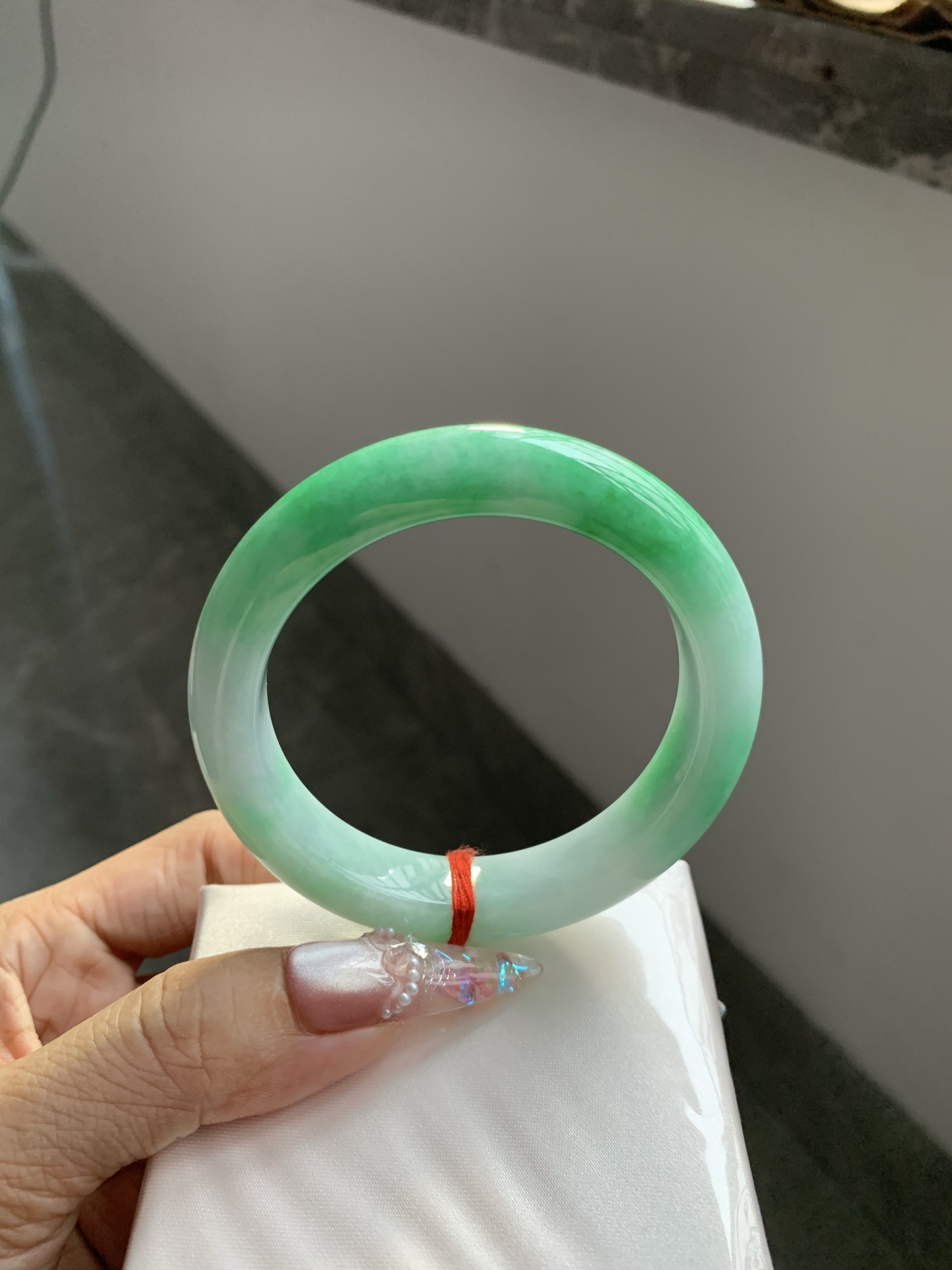 白底青正圈 55.9-9-11.8 0617-FF-3236 打灯多处细纹，底妆水润，半圈阳绿鲜艳青翠，半山半水特色，一镯两戴。