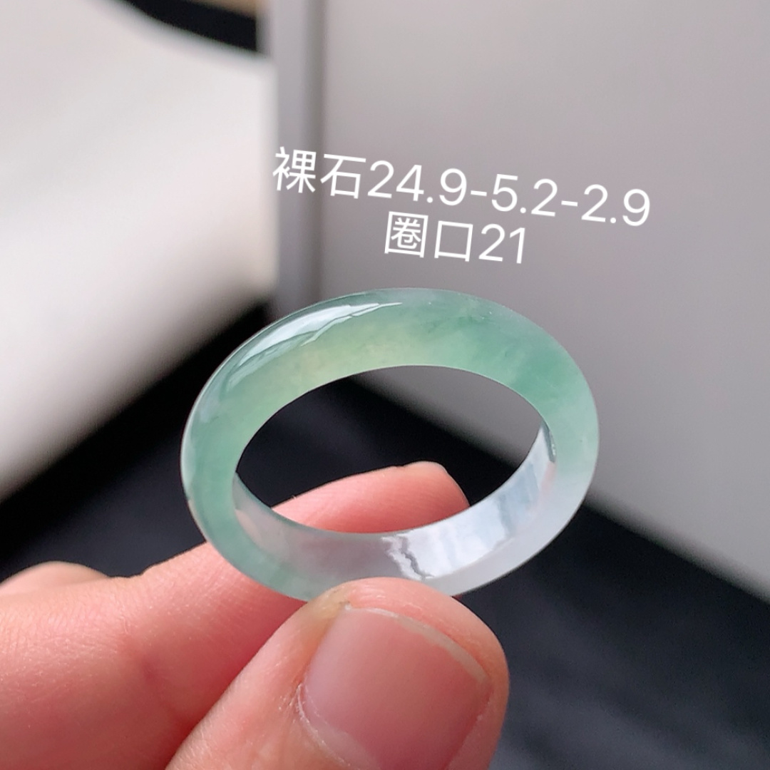 冰飘花戒圈 翠色清新，种老底子细腻，佩戴简单大方货号06615，24.9-5.2-2.9