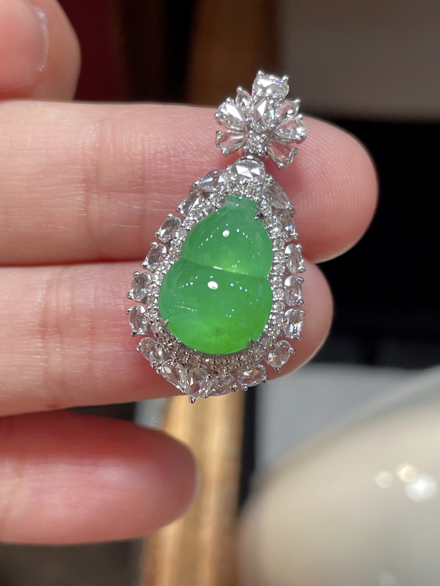 ️ 性比高 阳绿翡翠葫芦吊坠 满色，料子水润通透，种老起光。 18k金镶嵌，非常时尚好看，13.1-9.1-4.2