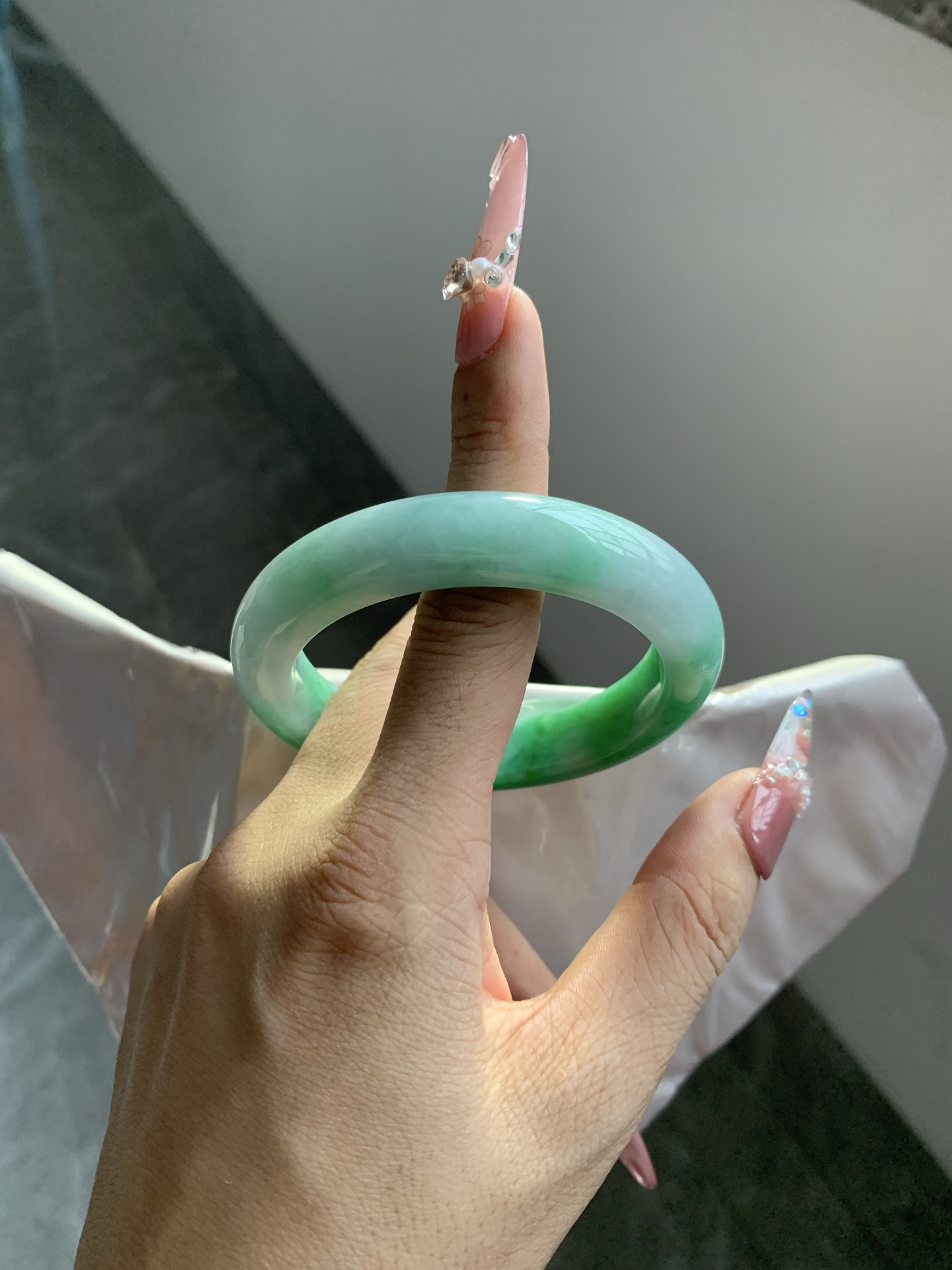 白底青正圈 55.9-9-11.8 0617-FF-3236 打灯多处细纹，底妆水润，半圈阳绿鲜艳青翠，半山半水特色，一镯两戴。