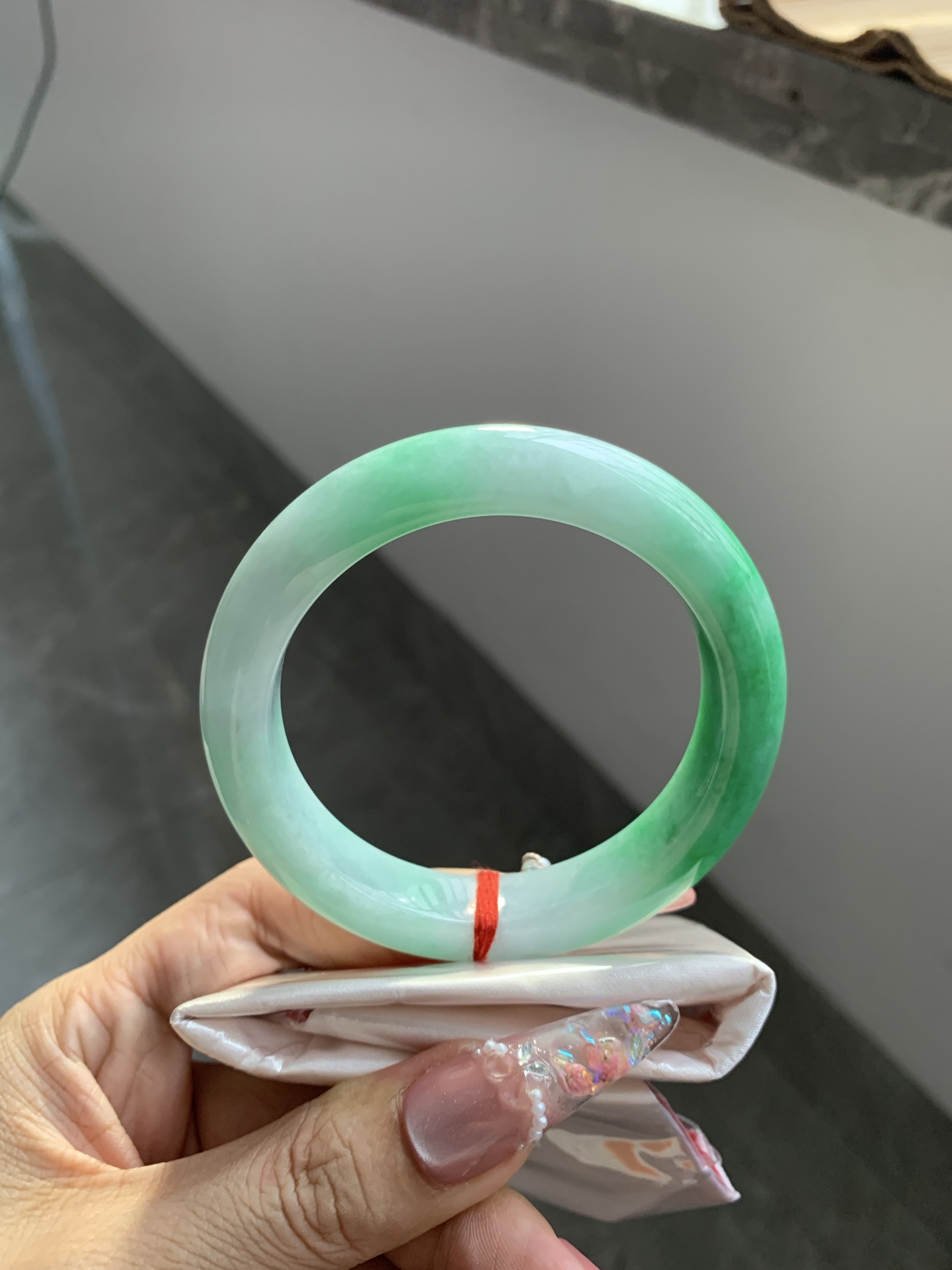 白底青正圈 55.9-9-11.8 0617-FF-3236 打灯多处细纹，底妆水润，半圈阳绿鲜艳青翠，半山半水特色，一镯两戴。
