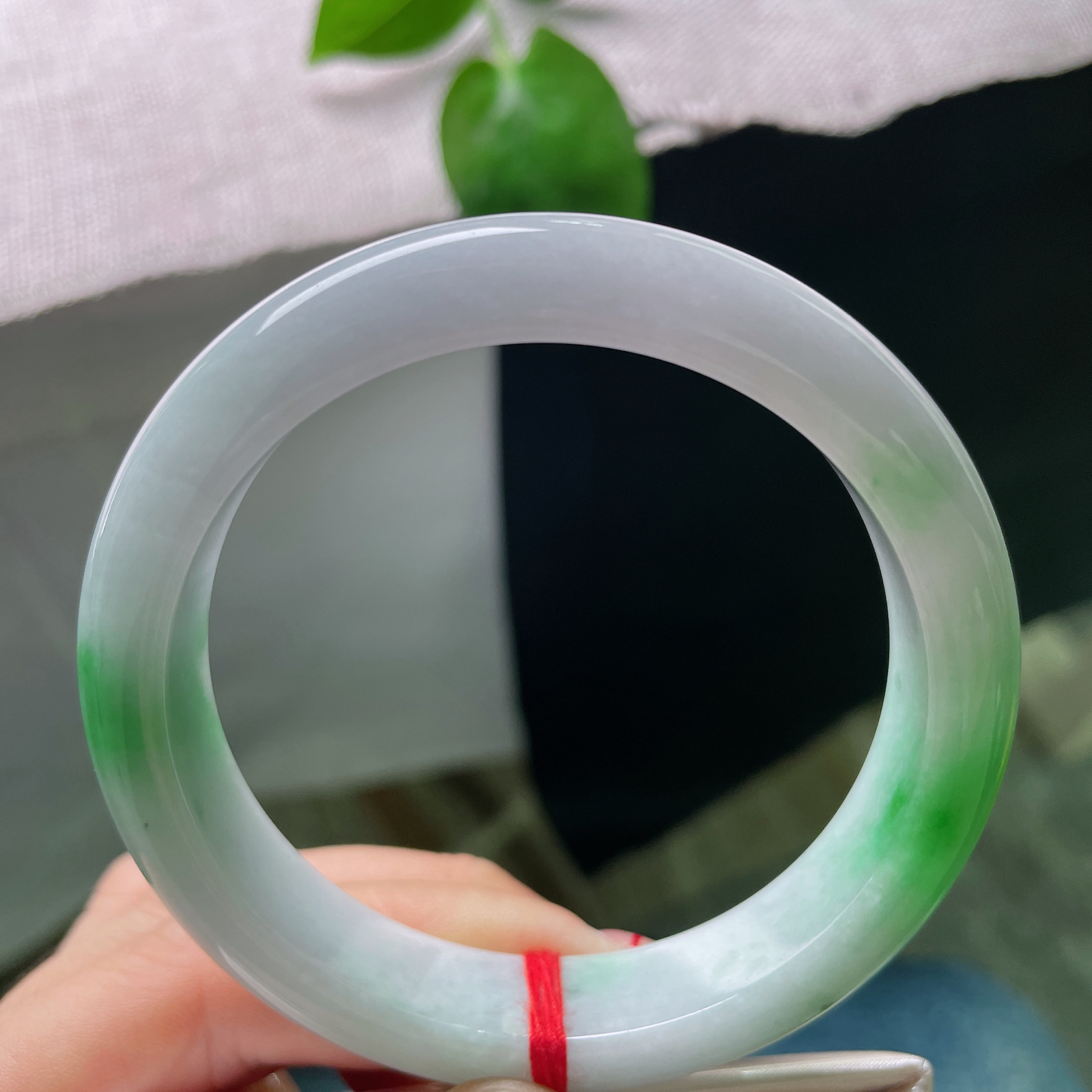 58.6/12.5/8.4，飘绿正圈，白底青，水润细腻，种老，佩戴显贵气，经典，皮纹，ss53842