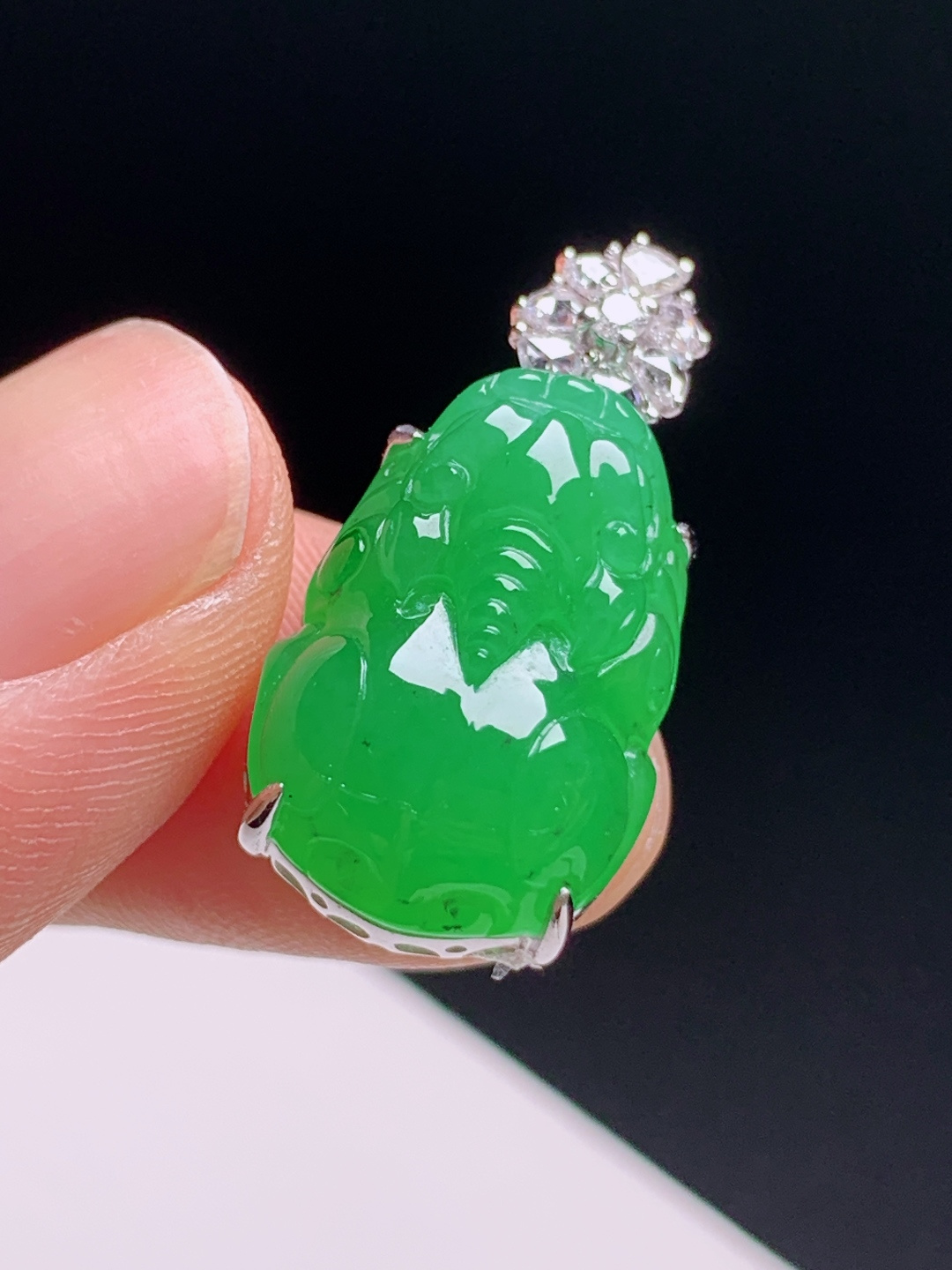 ️  阳绿貔貅吊坠，色浓水足玉质细腻，立体雕工圆润讨喜，钻石花头镶扣，寓意吉祥