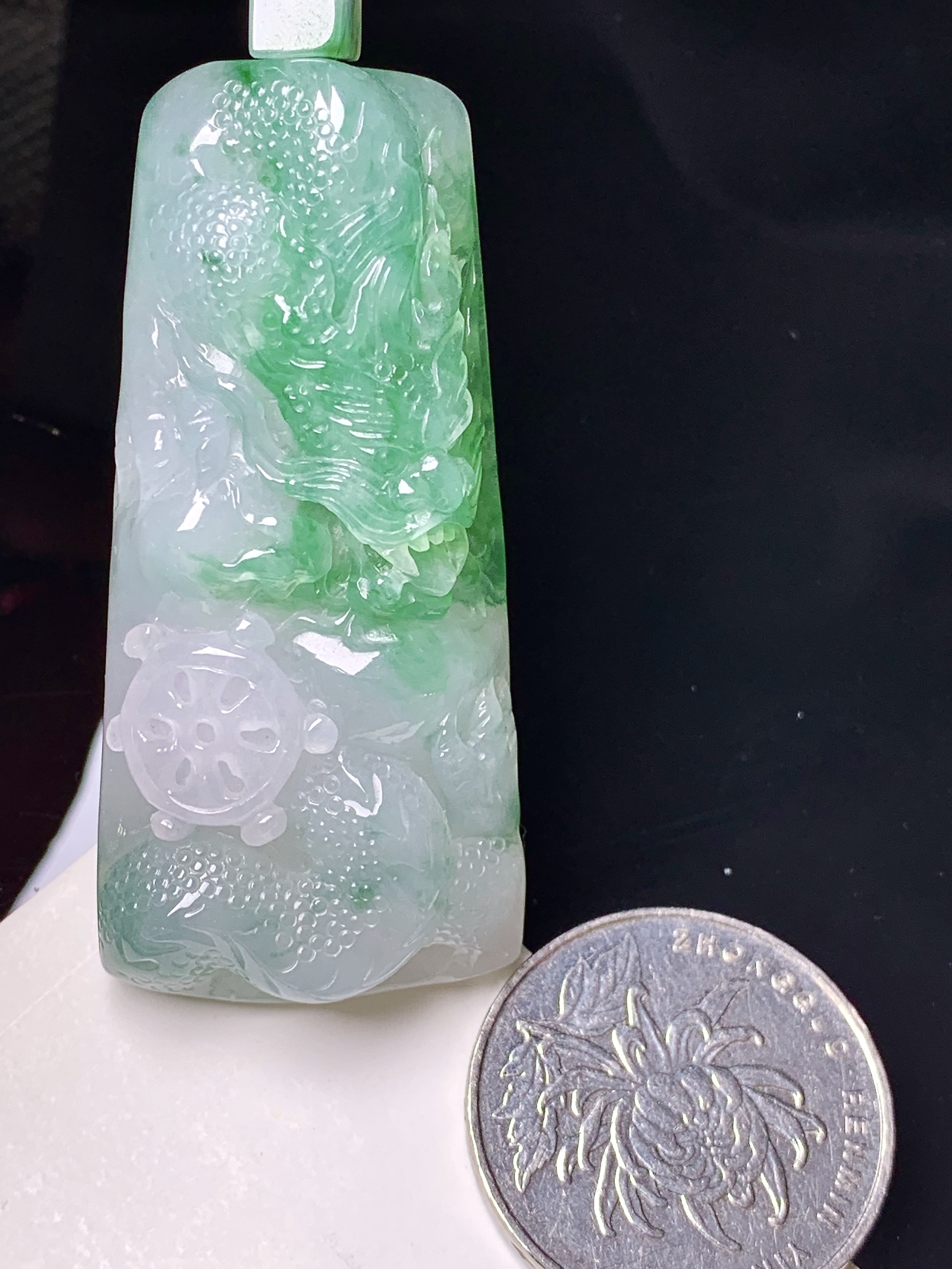 飘绿龙牌吊坠 玉质细腻 色泽艳丽清新 整体尺寸53.2*25*10 e1