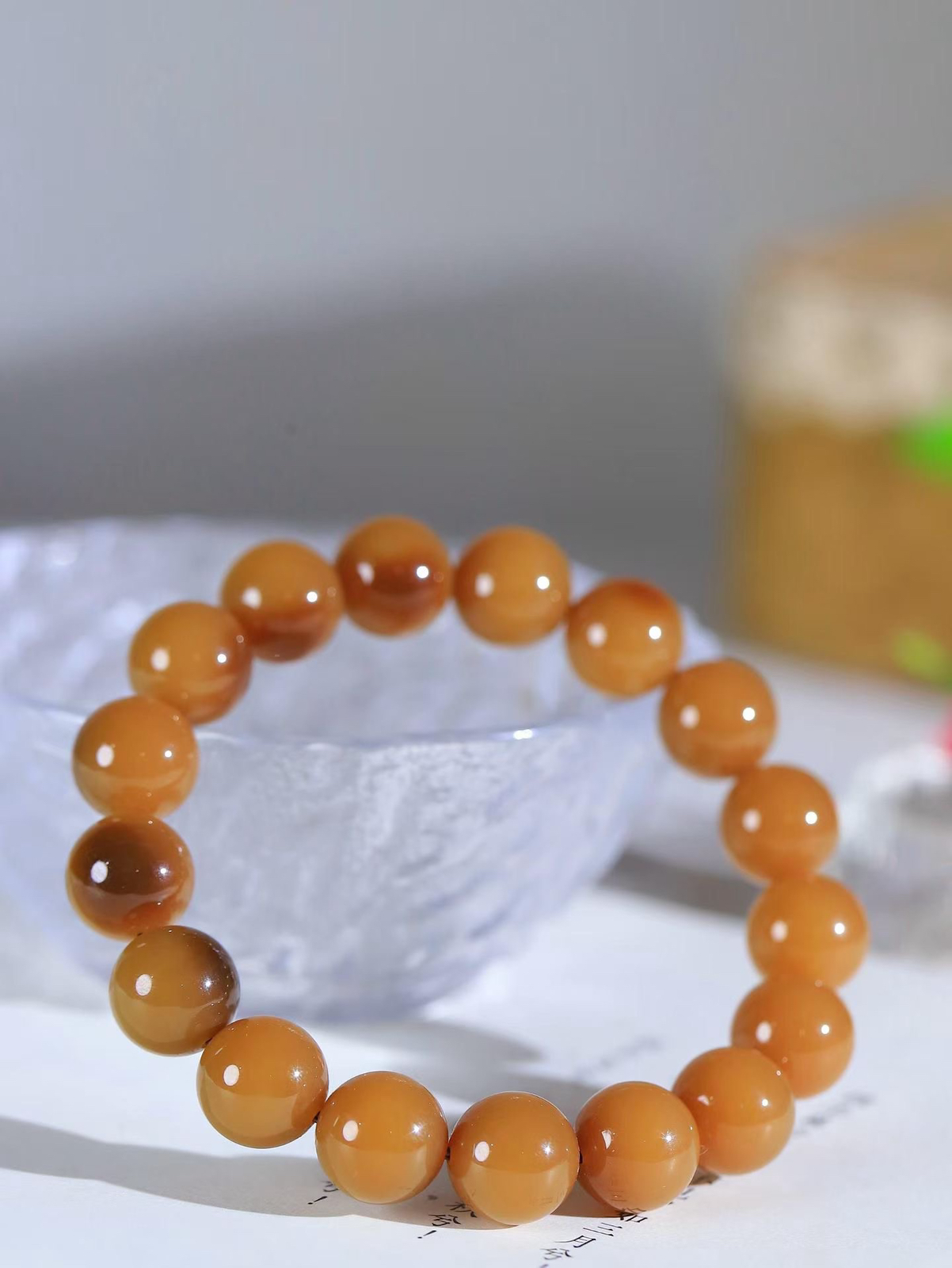 【珠圆玉润.手串】

精品️和田玉糖玉珠圆玉润手串 玉质温润细腻  整串打磨圆润，佩戴舒适。珠珠落玉盘，间关莺语花底滑，一生美好时光，无论身在何处，都有它相伴相守。事事顺遂，幸福美满，吉祥如意。重44.81克 尺寸取一12mm FDL-16601613