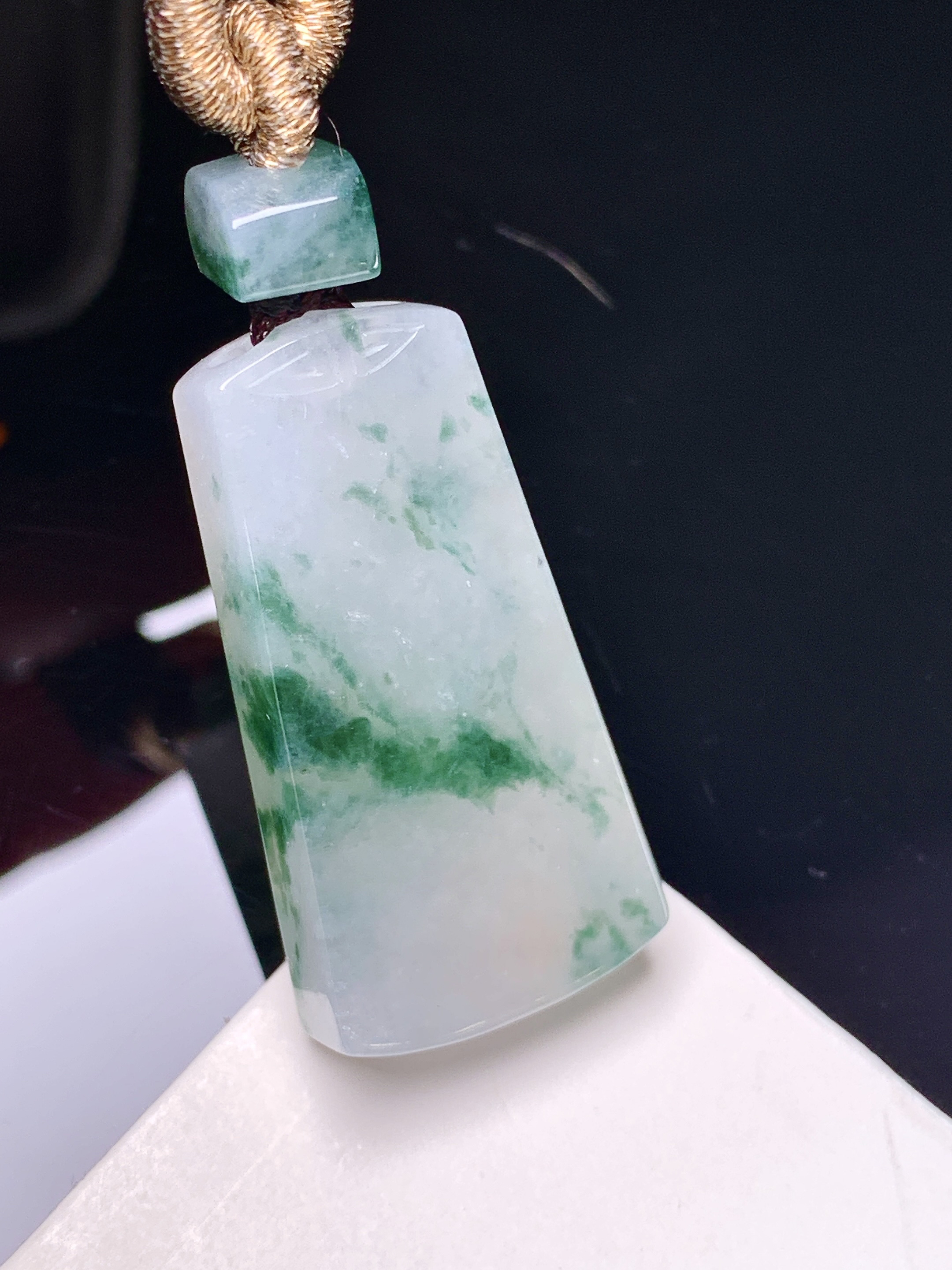 飘绿无事牌吊坠 玉质细腻 色泽艳丽清新 整体尺寸32*16.6*5.8 e1