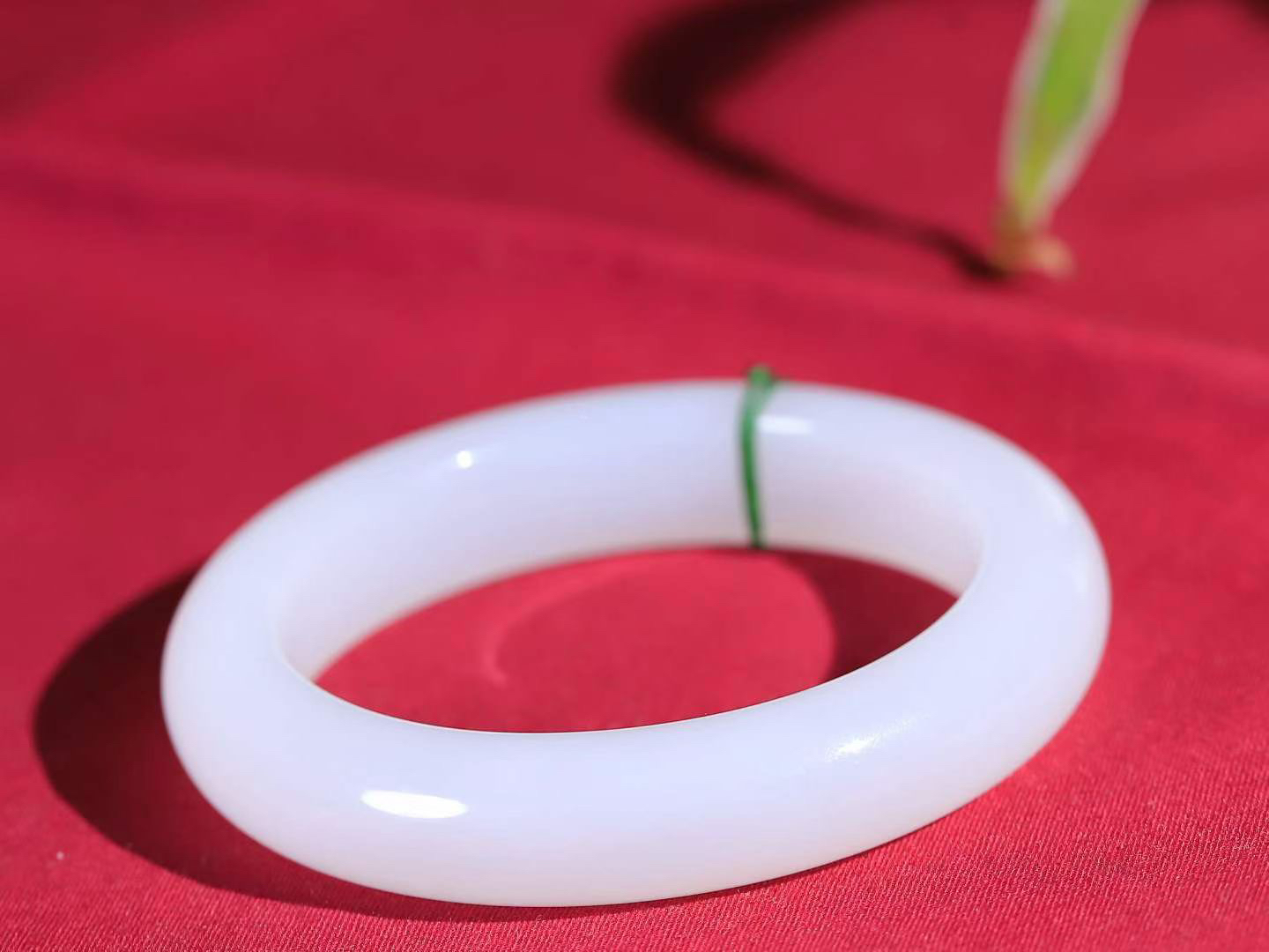 （一见倾心.手镯）

精品️和田玉白玉手镯，玉质温润细腻 油性十足 手感舒适，高华雅逸，线条流畅，简约大气，美自天成，素雅高贵。佩戴于腕间，婉约之美，举手投足间透出那低调奢华。重72.77克  内径56.5mm 尺寸13.5-10.3mm FDL-79601700