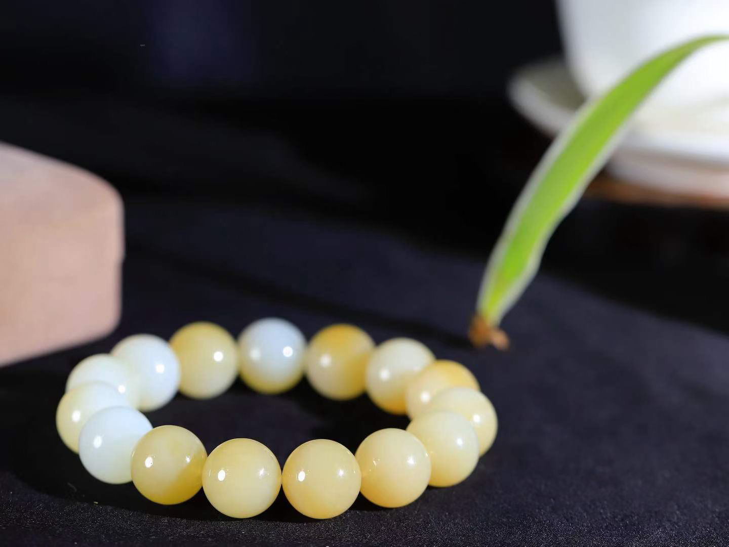 【珠圆玉润.手串】

精品️和田玉糖白玉珠圆玉润手串 玉质温润细腻  整串打磨圆润，佩戴舒适。珠珠落玉盘，间关莺语花底滑，一生美好时光，无论身在何处，都有它相伴相守。事事顺遂，幸福美满，吉祥如意。重62.69克 尺寸取一13.9mm FDL-16601613