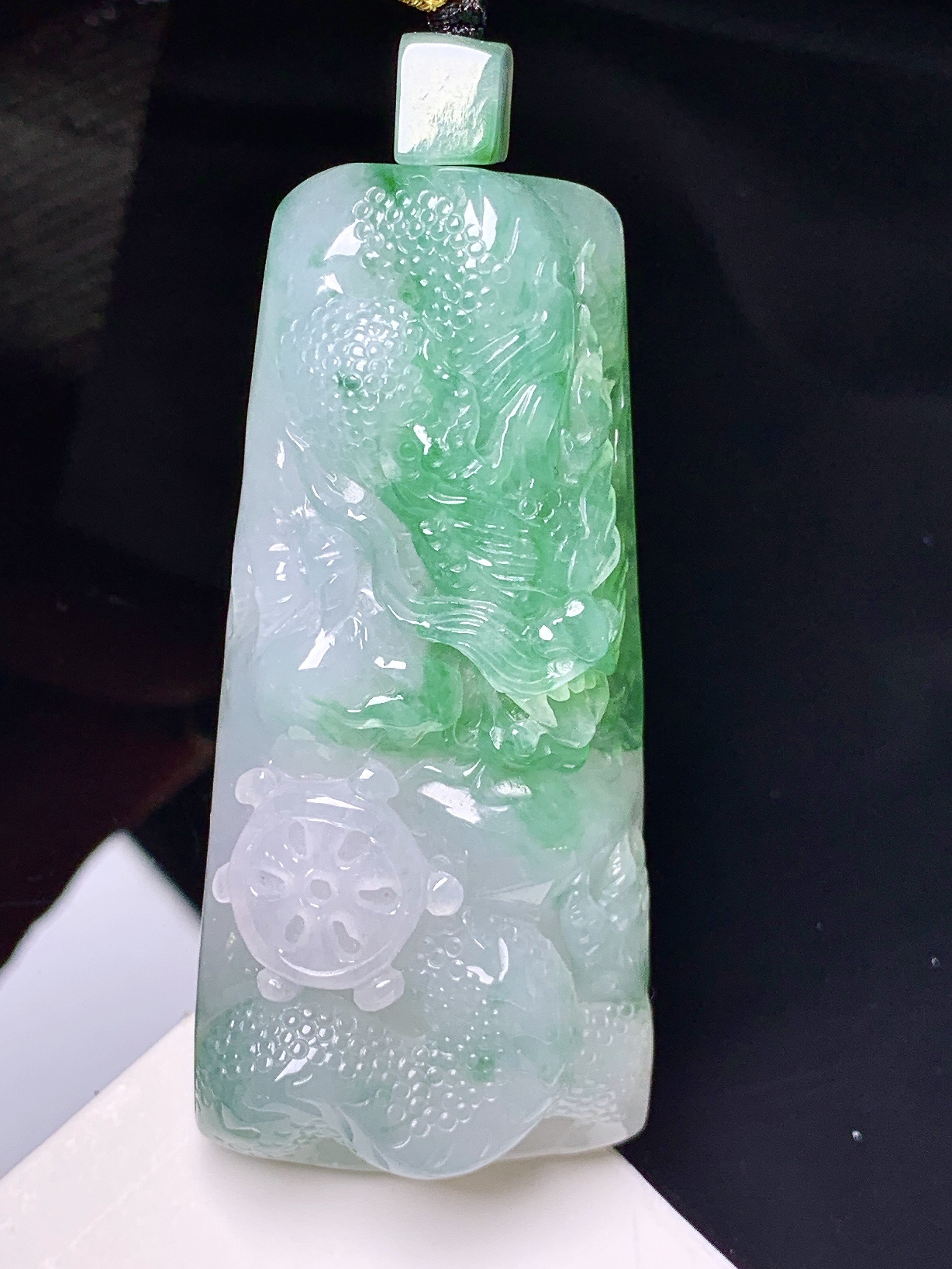 飘绿龙牌吊坠 玉质细腻 色泽艳丽清新 整体尺寸53.2*25*10 e1
