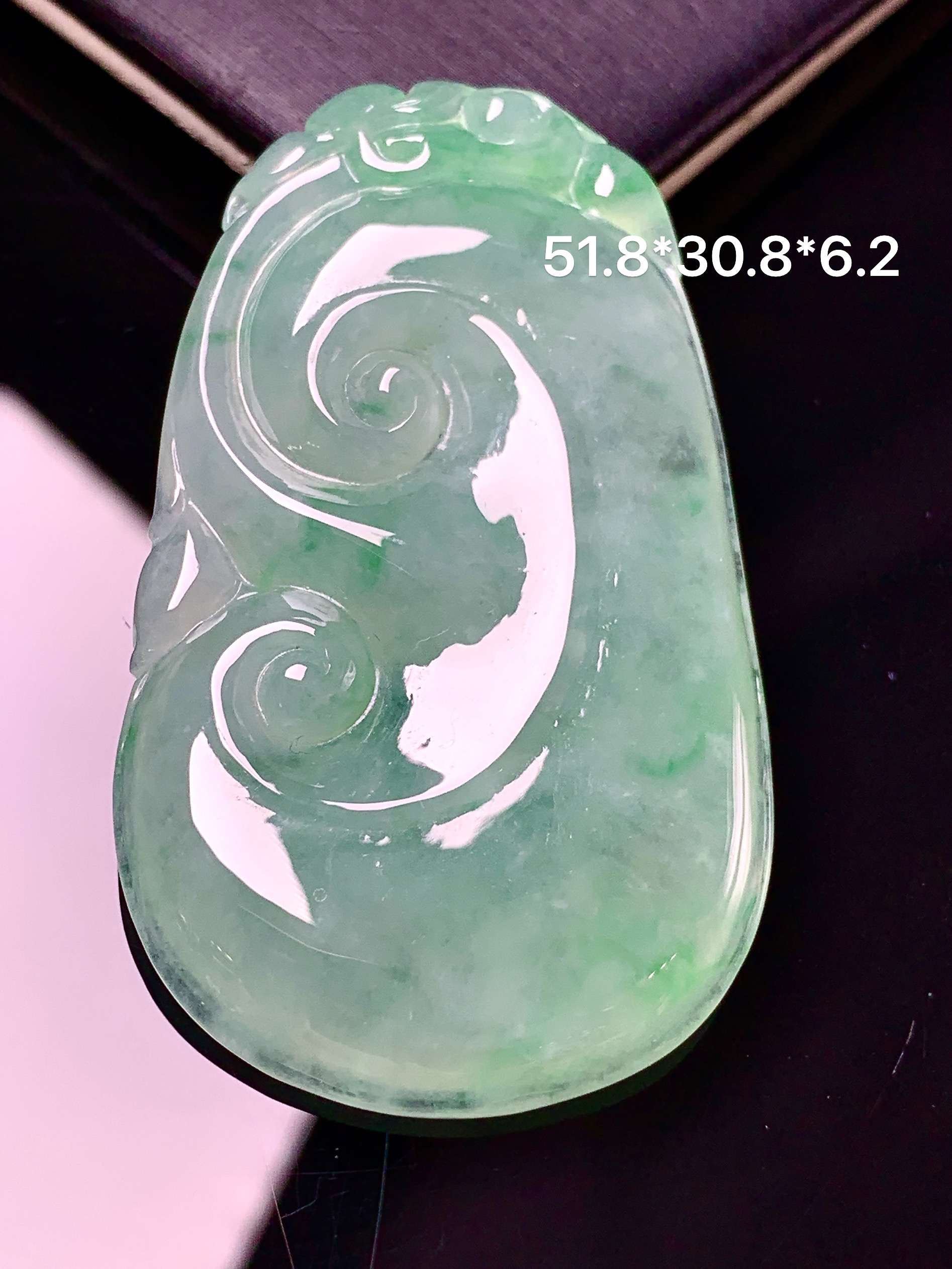 飘绿如意吊坠 玉质细腻 色泽艳丽清新 整体尺寸51.8*30.8*6.2 y2