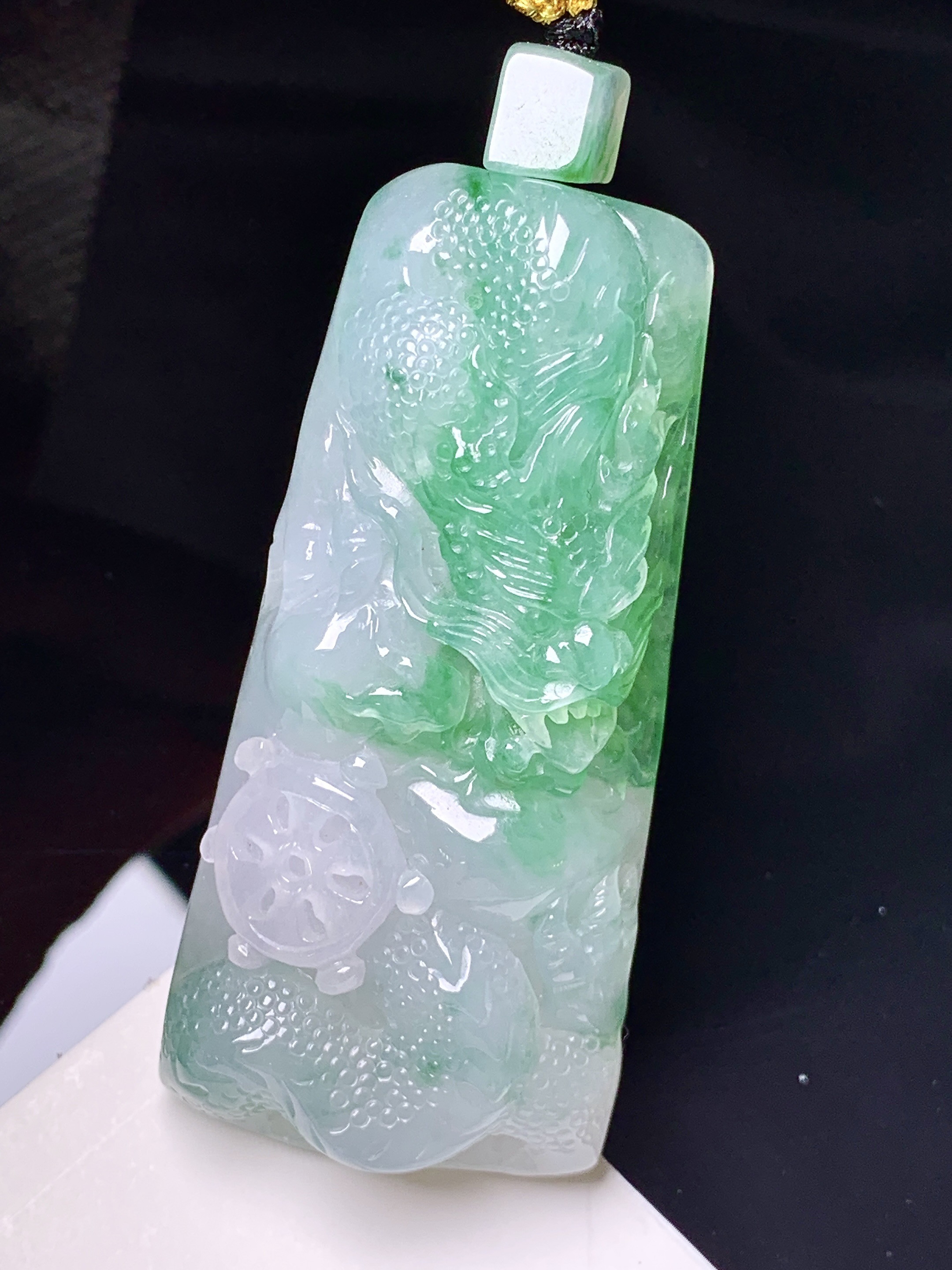飘绿龙牌吊坠 玉质细腻 色泽艳丽清新 整体尺寸53.2*25*10 e1
