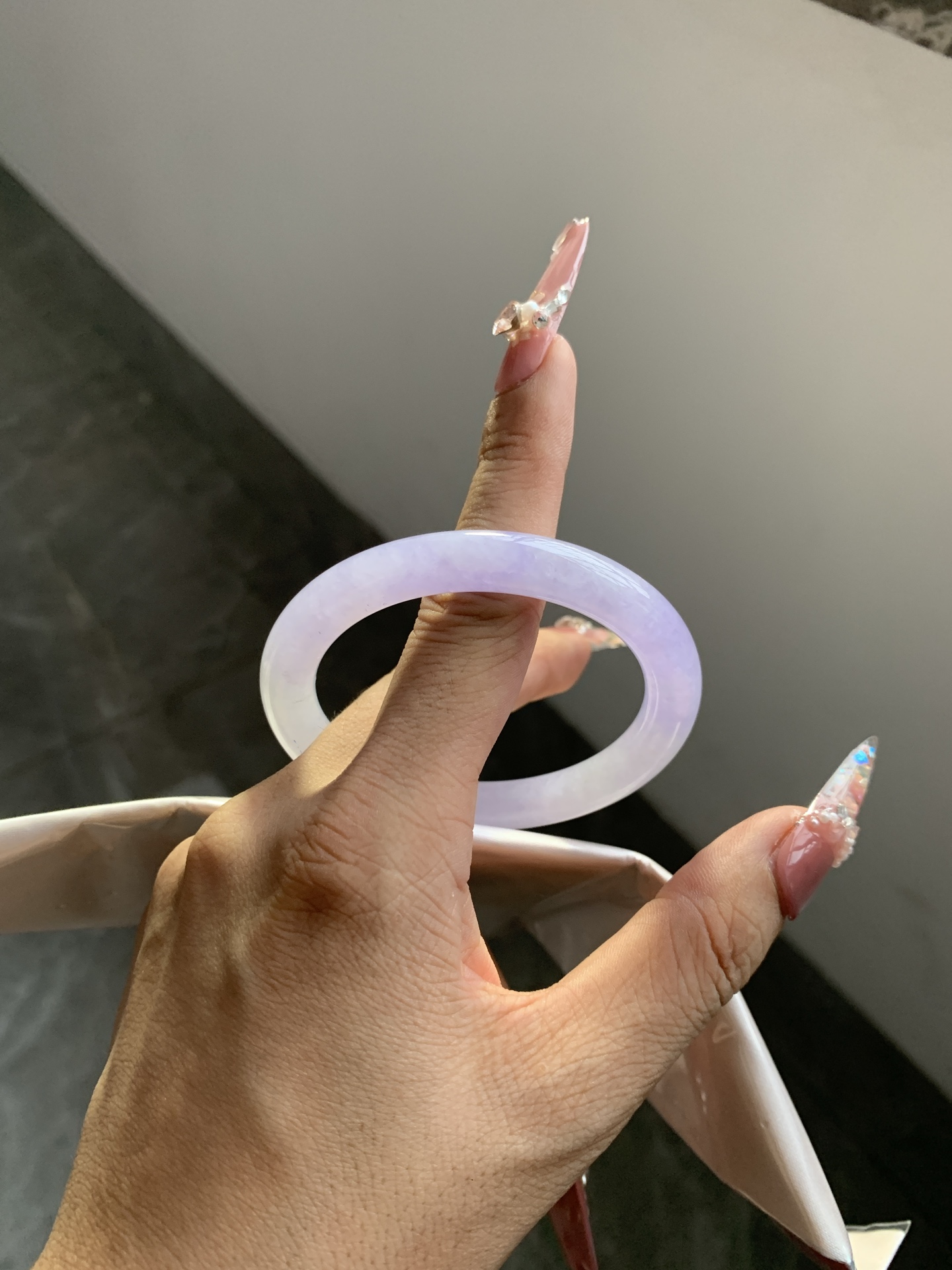 美人条 52.6-8.2-7.5 0617-N1016 打灯细纹，底妆水润，渐变半山半水，吸睛抢眼，浪漫迷人，仙气飘飘，优雅高贵显气质，感满满，满满底色均匀不失色，不同光线不一样视觉感受