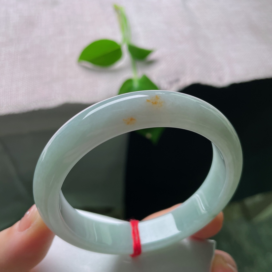 56.7/12.5/7.5，浅绿底正圈，洒金招财进宝，水润，质地温润细腻，有棉线，ss54076a