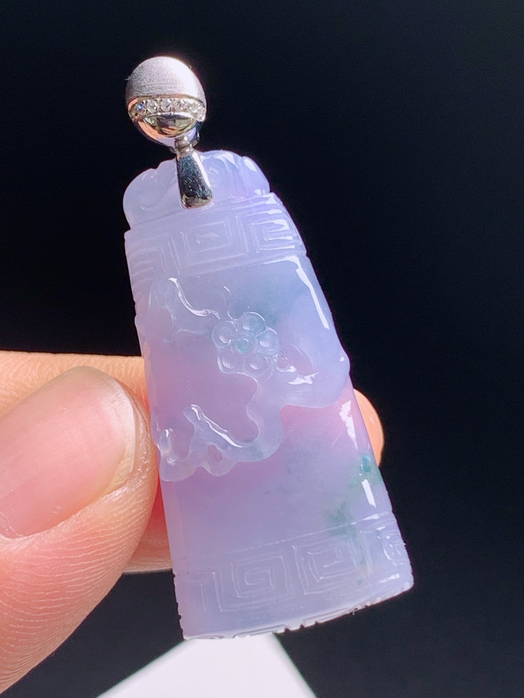 ️  浓紫飘绿梅花无事牌吊坠，紫底柔和带鲜翠，浮雕梅花古韵回纹，冰润胶感古韵雅致，梅开五福平安吉祥 裸石33.7-16.5-6.5 整体41.3 680615