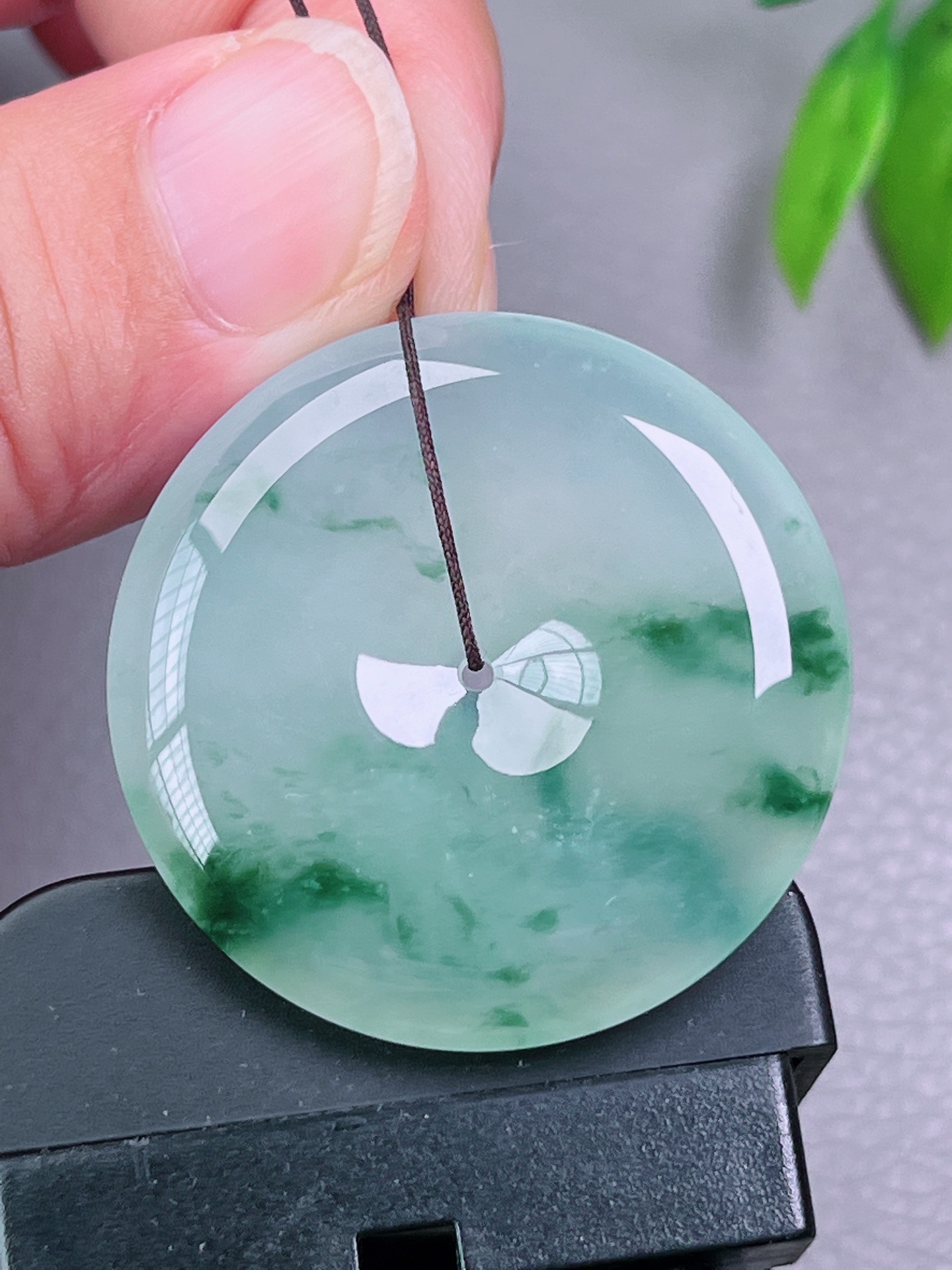 高冰种飘花平安扣，无裂，精美油洁，冰透水润，起荧光，尺寸：35.2-6.3