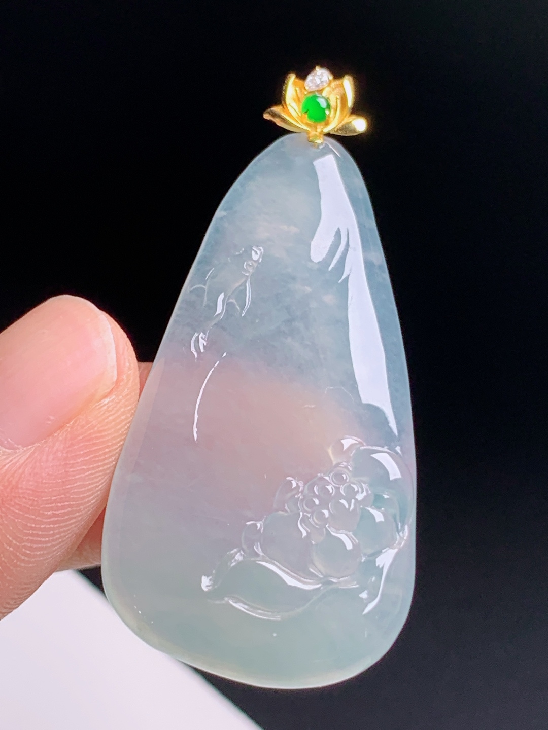 高冰荷花牌吊坠，晴底飘淡粉柔光清透，浅雕荷塘游鱼清雅写意，金镶莲花绿珠扣头，年年有余静心雅致