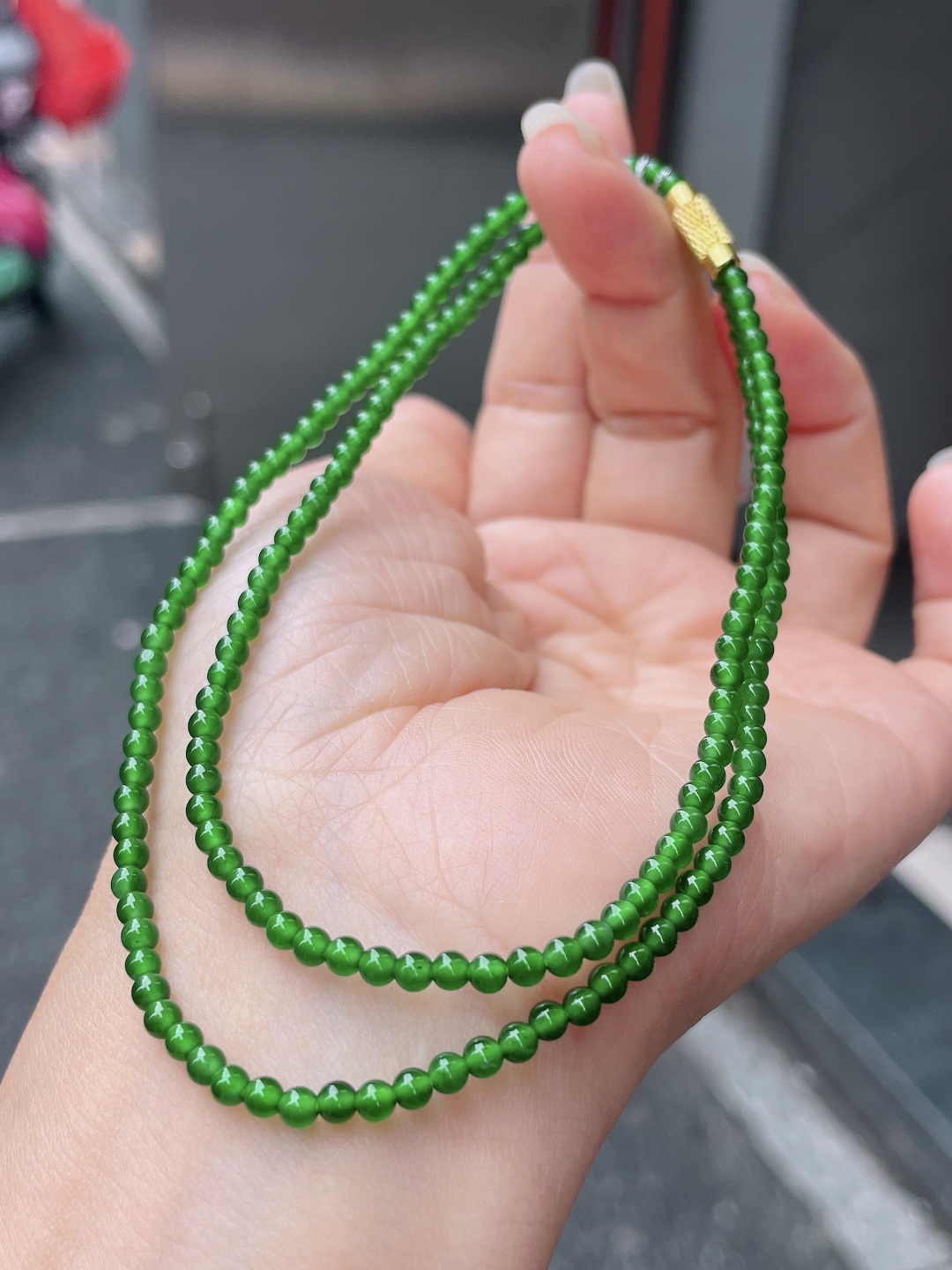 冰种辣绿珠链 色泽艳丽，珠圆玉润 尺寸：3，180颗