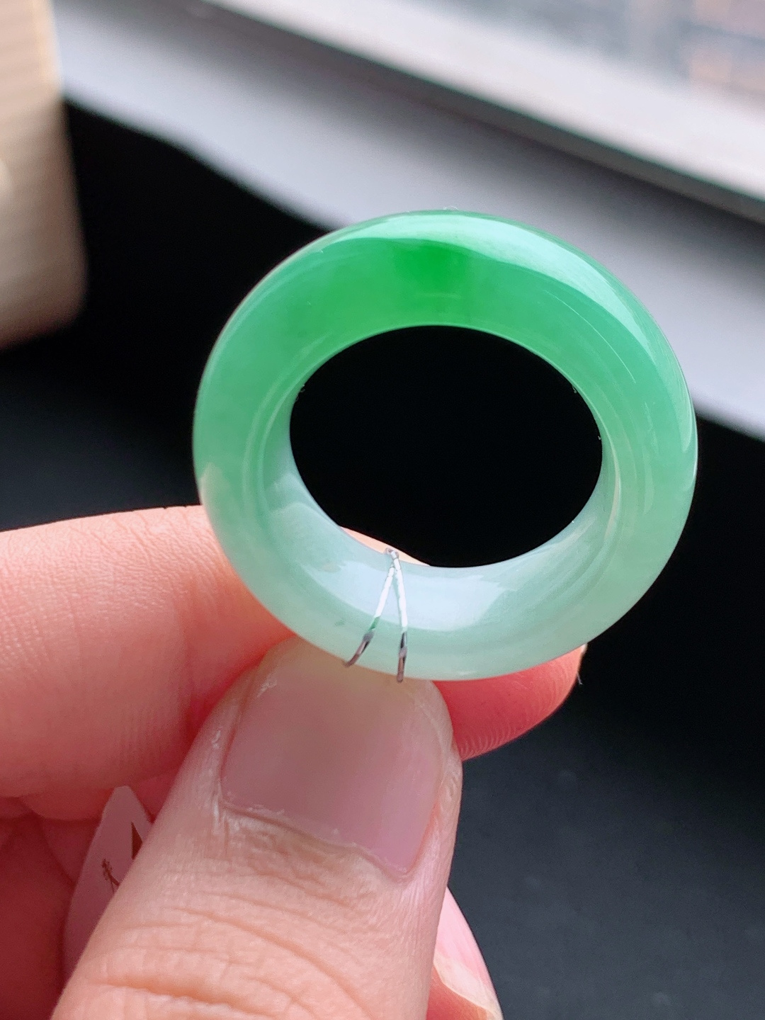 冰种绿指环戒圈，翠色鲜亮水润起胶，上手显贵简约大气 自然光拍摄 010615