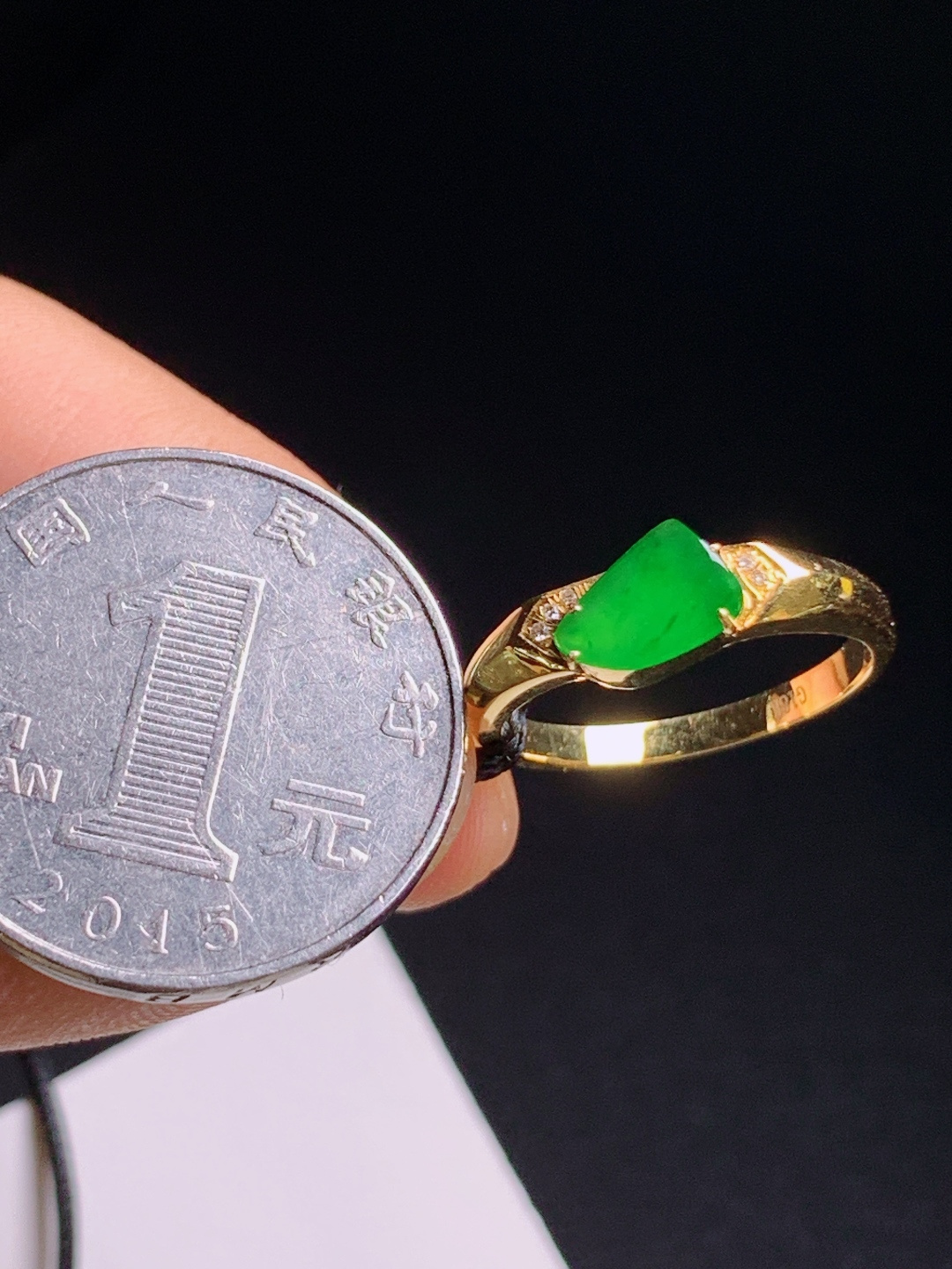 正阳绿随形戒指，浓阳翠色清爽通透，18K金简约镶款利落，小众不撞款 裸石7.2-5.5-2.8 圈口13 200615
