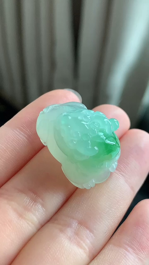 天然翡翠，飘绿花狮子 尺寸25.2-16.4-19.2 ah616