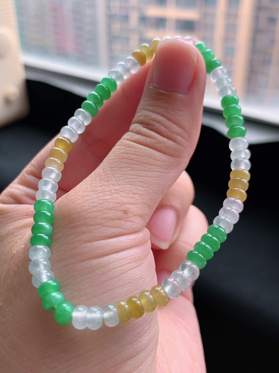 冰种三彩算盘珠手串，晴绿黄翡搭配，水润荧光清新雅致 自然光拍摄 300615