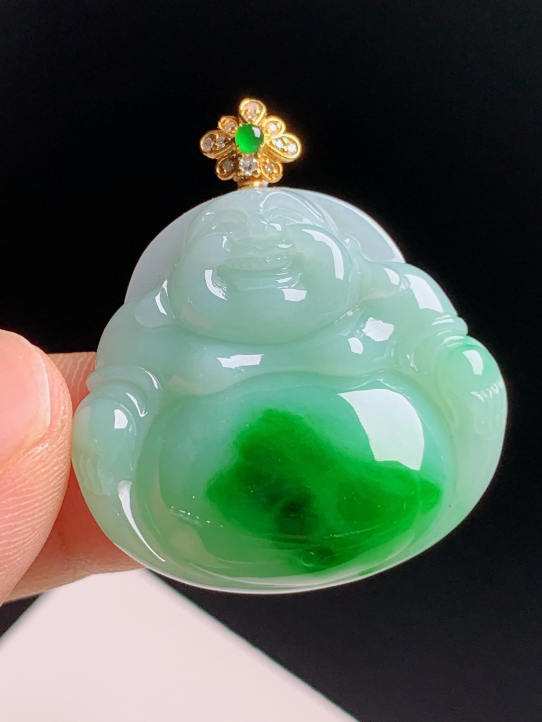 冰飘绿佛公吊坠，底妆浅青腹藏辣阳绿，种水细腻油润，18K金绿宝镶扣，笑口常开纳福挡煞，上身贵气大方 裸石27.8-29.7-6.5 整体35.1 180615