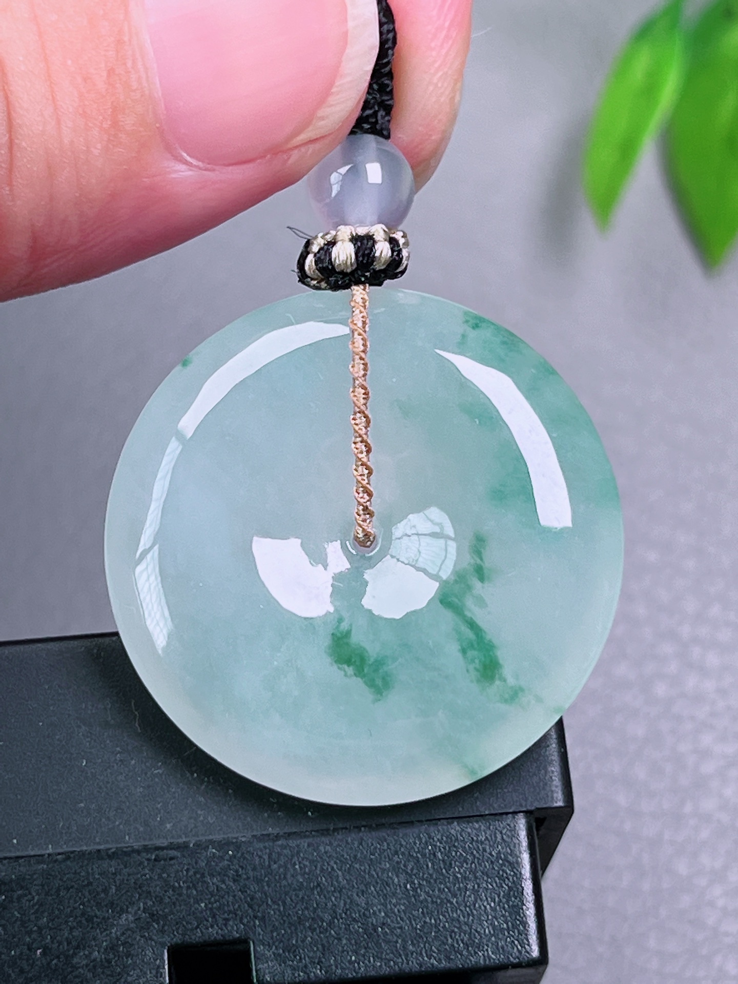 高冰种飘花平安扣，无裂，玉质油洁，冰透水润，起荧光，尺寸：29.5-6.1