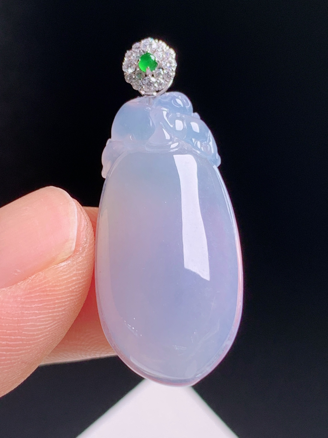 冰粉紫福瓜吊坠，胶润饱满满圈柔紫，18K金钻配正阳绿顶珠，雕瑞兽守福，寓意福气绵长平安喜乐，温柔显气