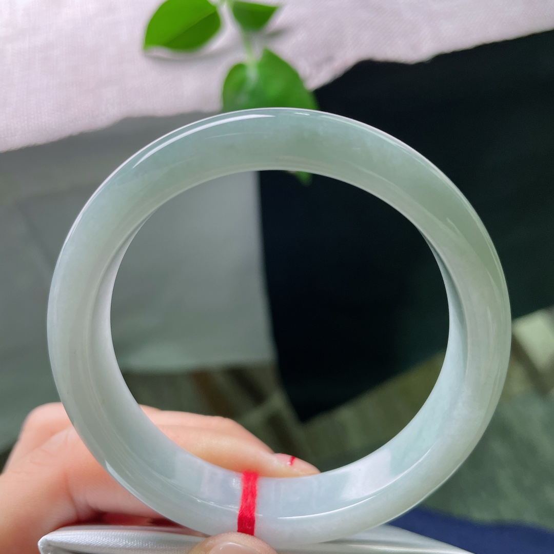 56.7/12.5/7.5，浅绿底正圈，洒金招财进宝，水润，质地温润细腻，有棉线，ss54076a