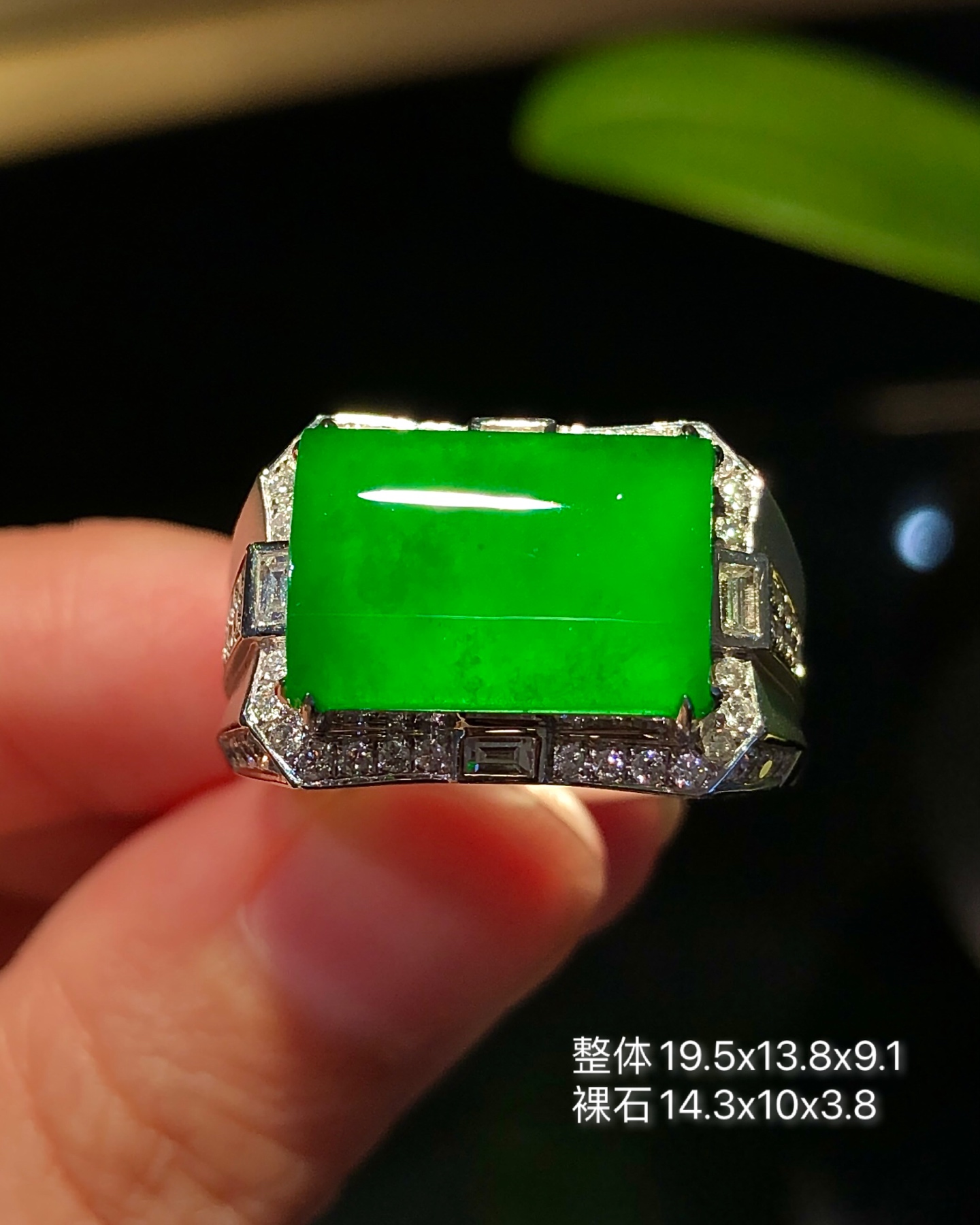 玻璃种绿色马鞍男戒 满钻豪镶，种水十足，色辣超级浓郁，经典的款上手大气稳重 整体19.5x13.8x