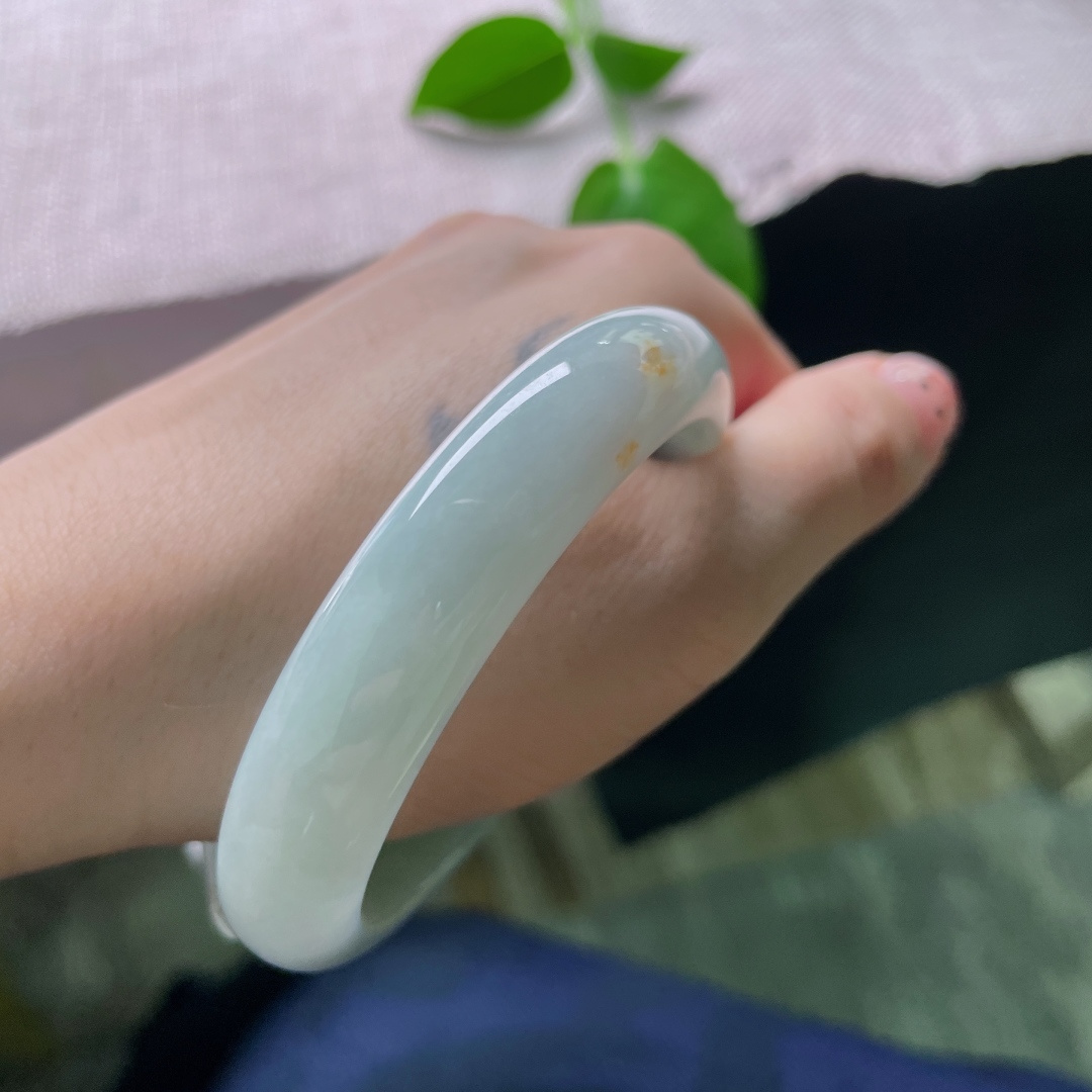 56.7/12.5/7.5，浅绿底正圈，洒金招财进宝，水润，质地温润细腻，有棉线，ss54076a