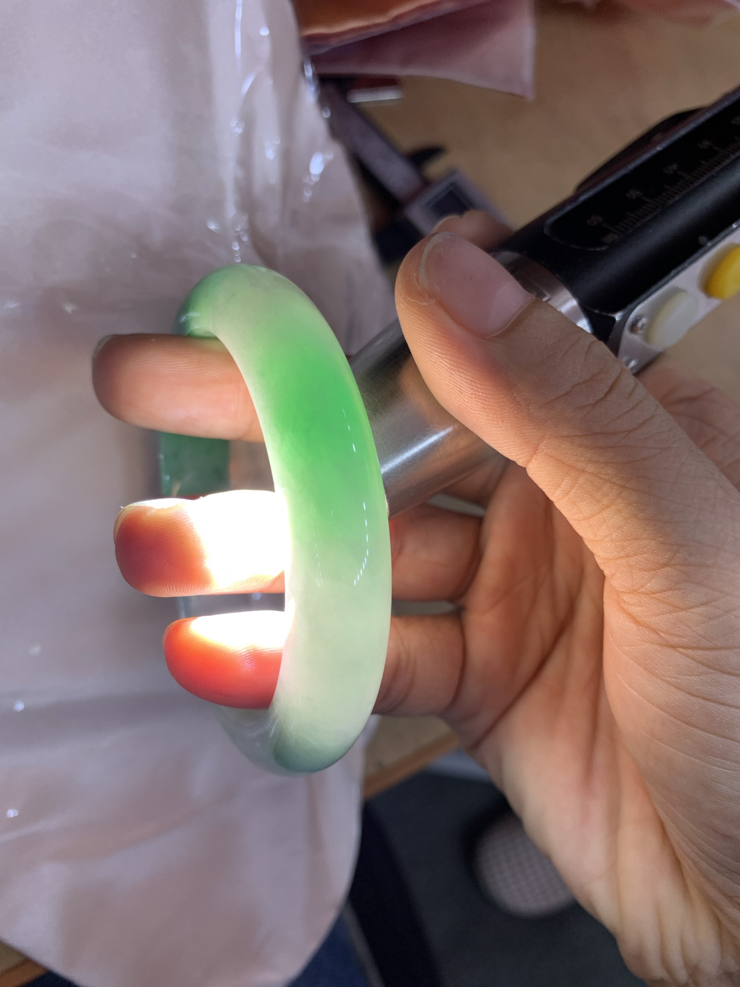 白底青正圈 55.9-9-11.8 0617-FF-3236 打灯多处细纹，底妆水润，半圈阳绿鲜艳青翠，半山半水特色，一镯两戴。