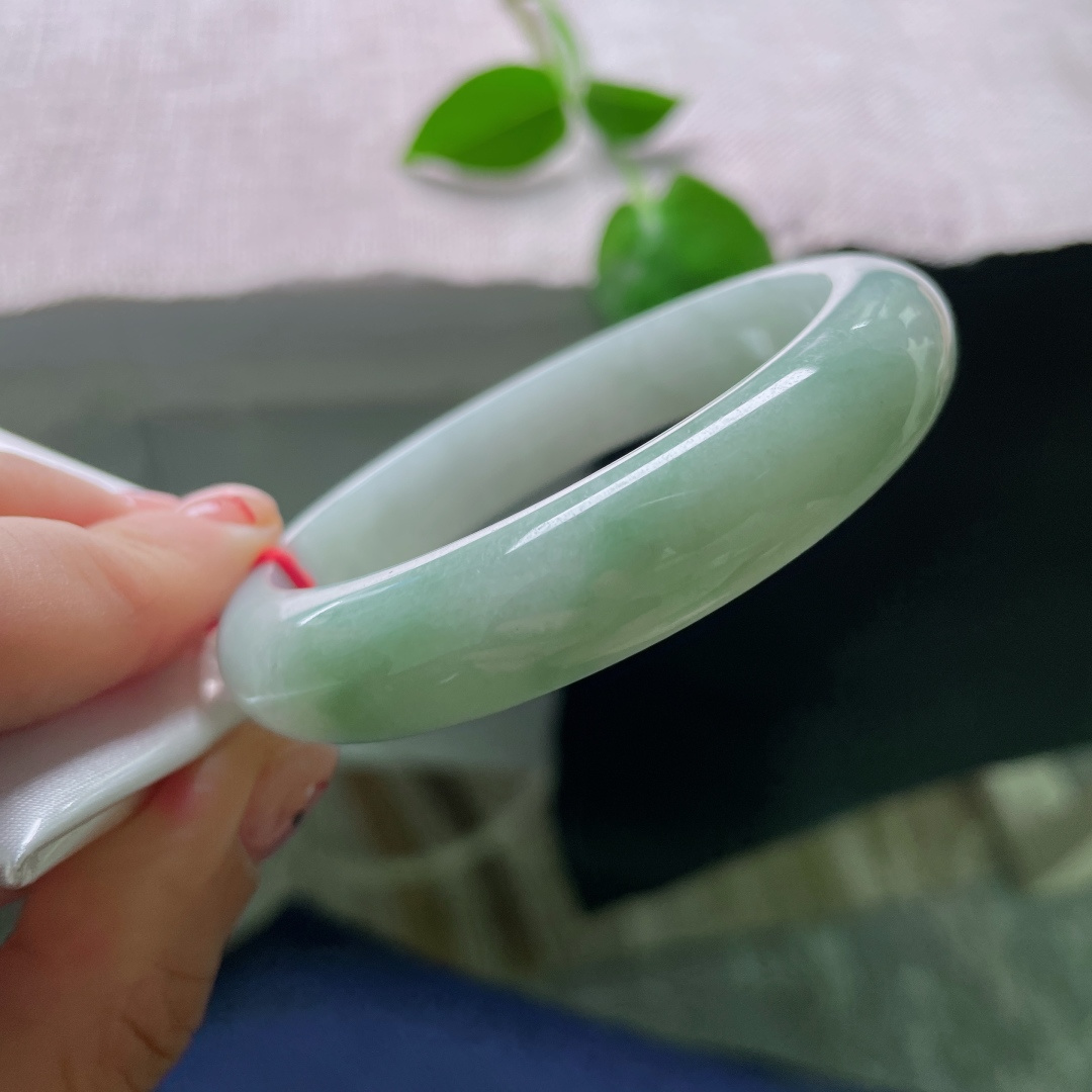 57.8/12.6/7.9，淡绿底正圈，肉质细腻干净，水润，佩戴温婉贤淑，干净，皮纹，ss54218a