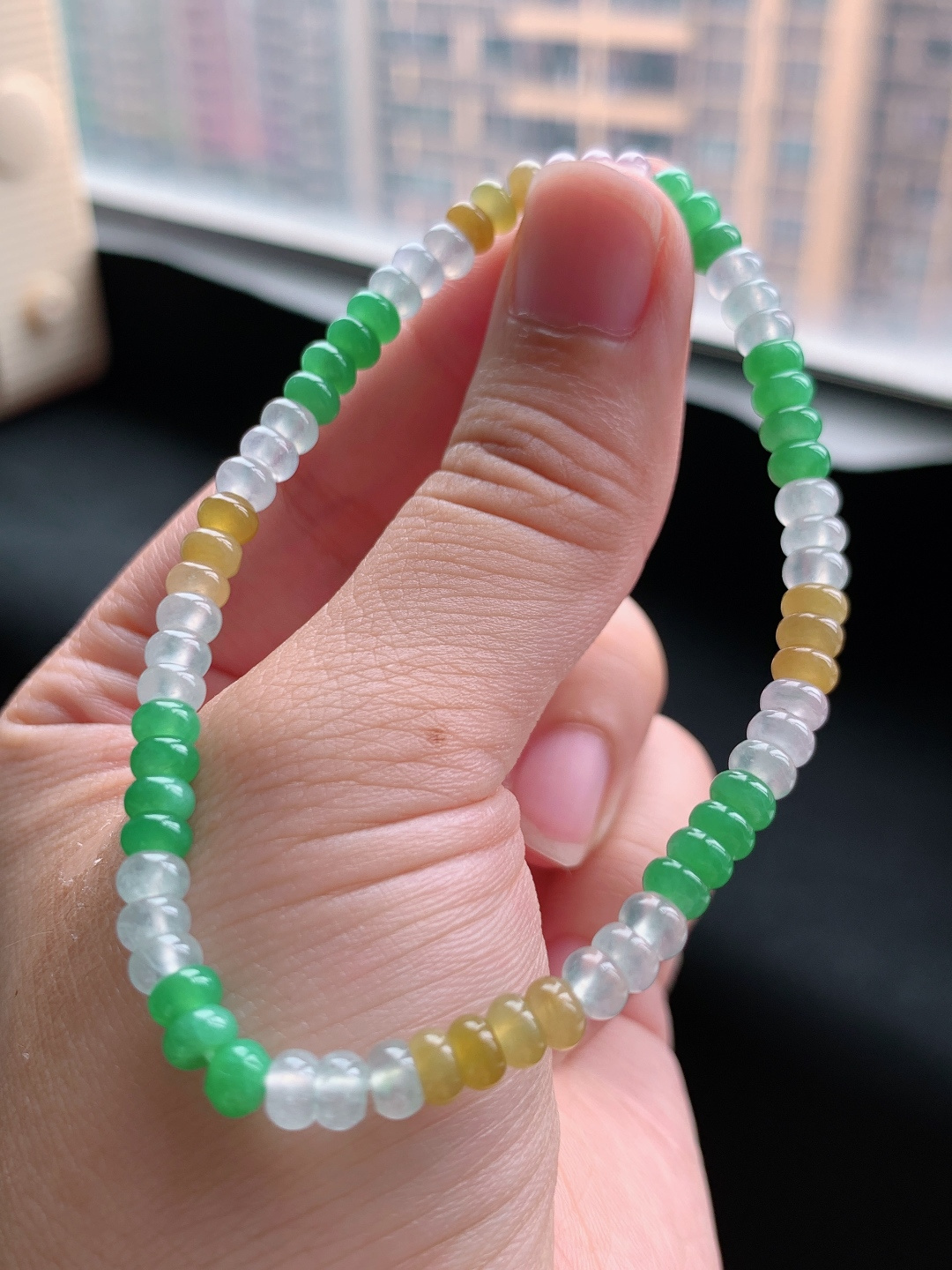 冰种三彩算盘珠手串，晴绿黄翡搭配，水润荧光清新雅致 自然光拍摄 300615