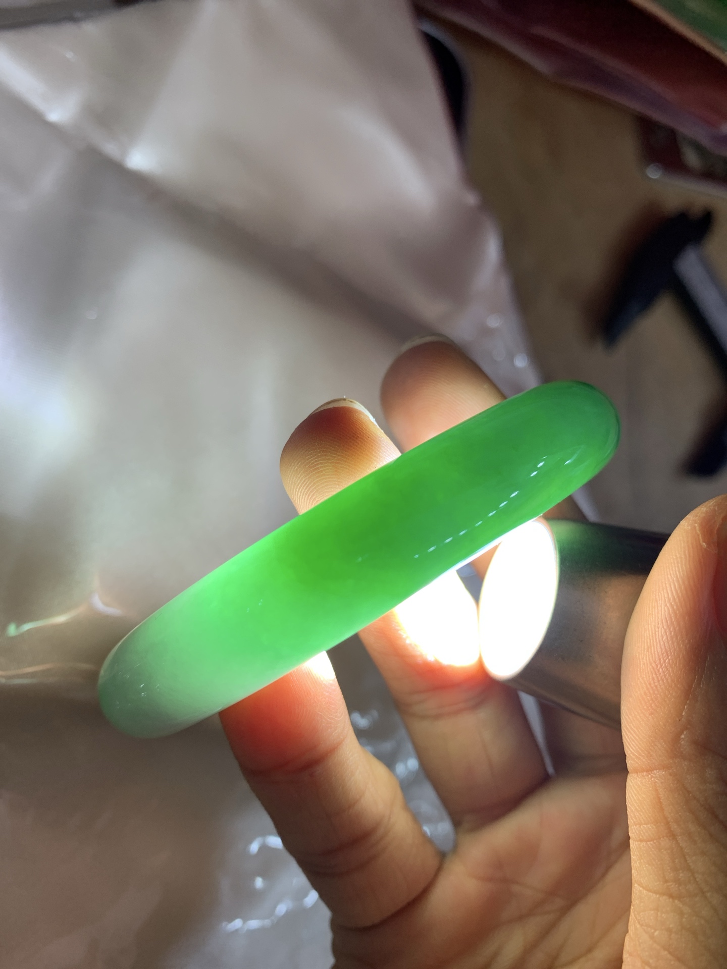 白底青正圈 55.9-9-11.8 0617-FF-3236 打灯多处细纹，底妆水润，半圈阳绿鲜艳青翠，半山半水特色，一镯两戴。