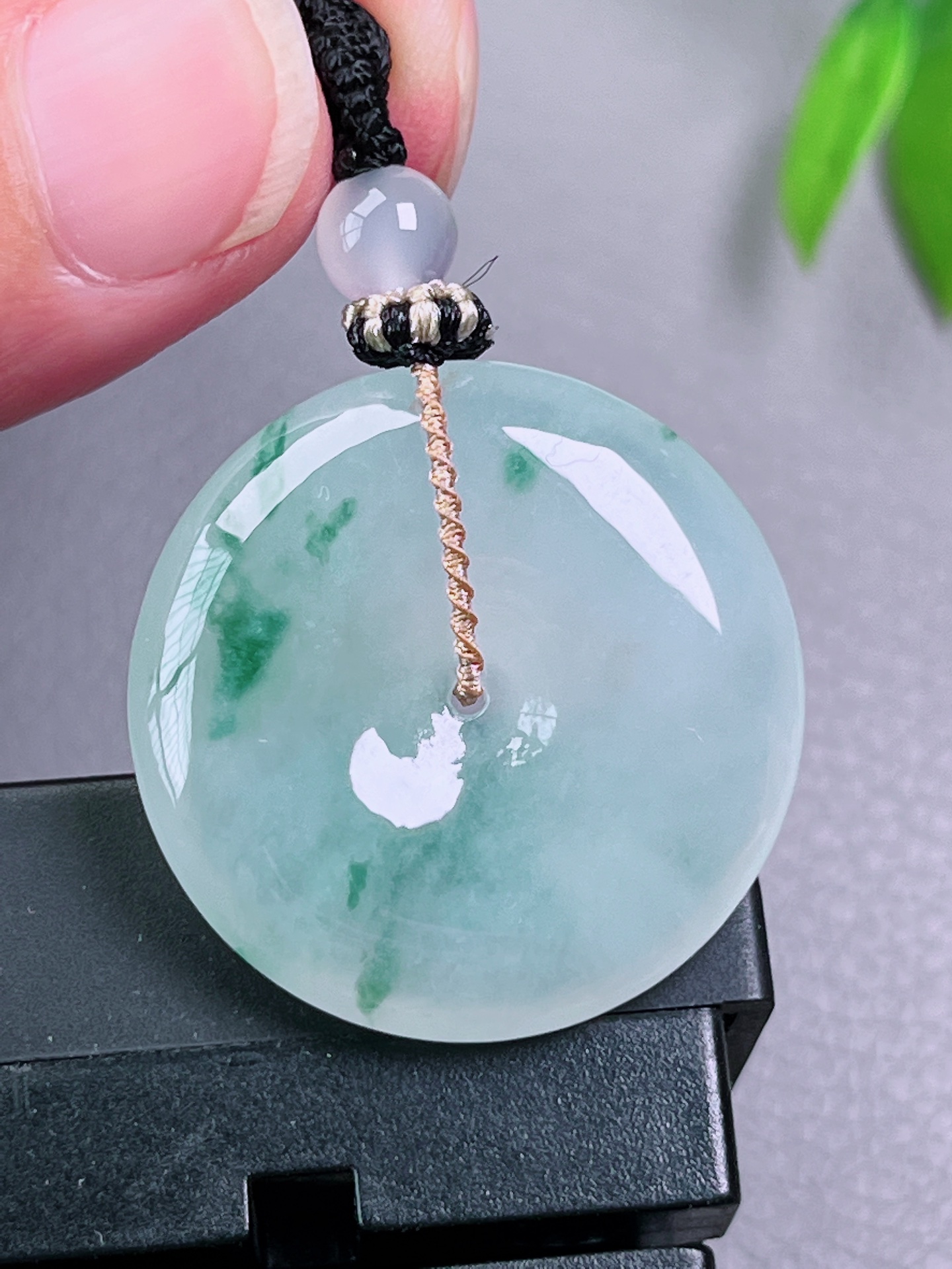 高冰种飘花平安扣，无裂，玉质油洁，冰透水润，起荧光，尺寸：29.5-6.1