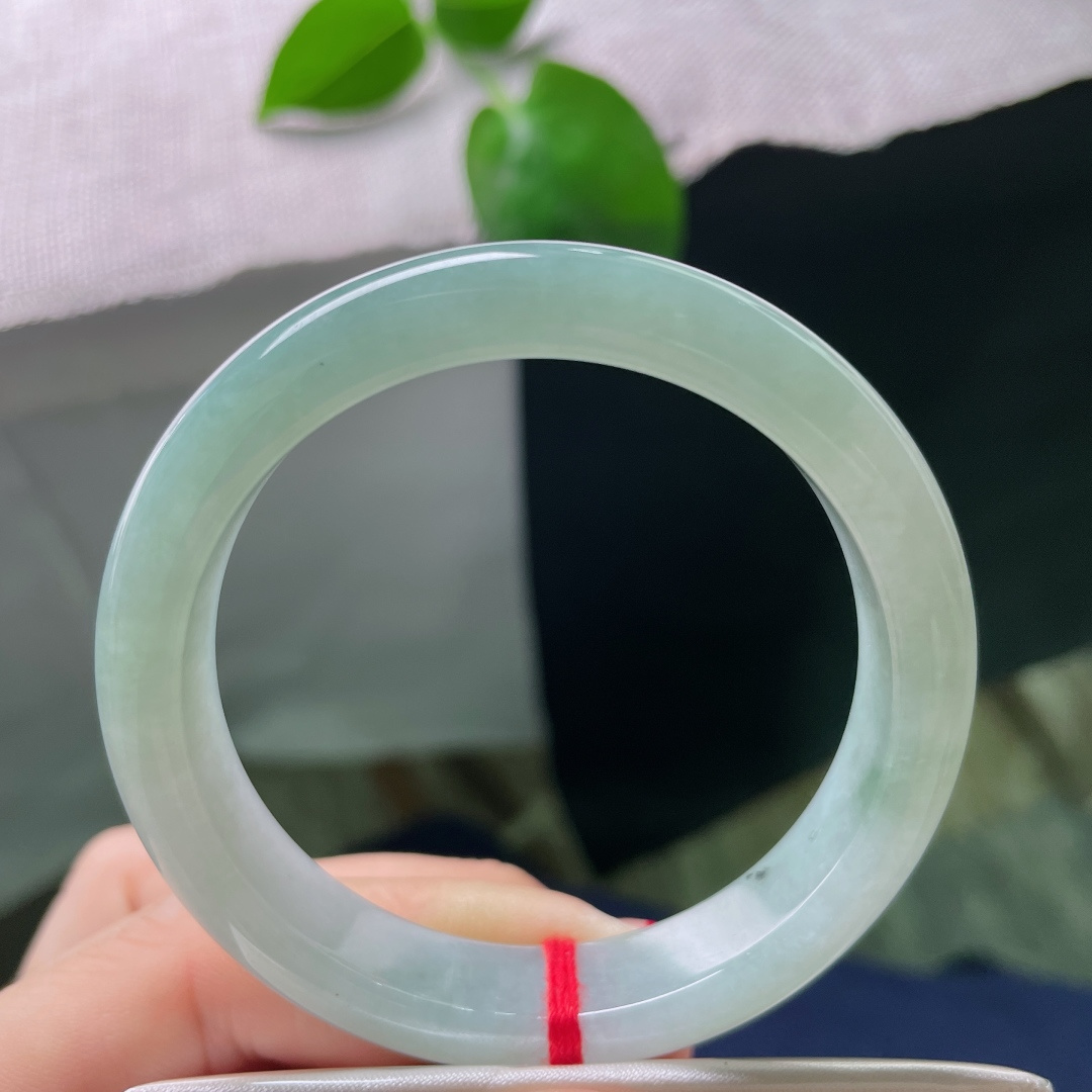 52.1/11.1/7.1，浅绿底正圈，腕间多了几分清雅之气，水润，底子细腻，无裂，ss54688a