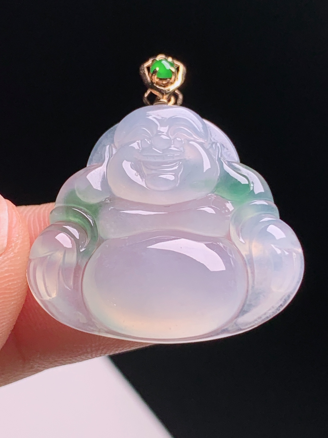 高冰飘花佛公吊坠，淡紫底伴鲜翠灵动清透，正阳绿莲花金扣点缀，佛相温婉福气满满，日常百搭耐看