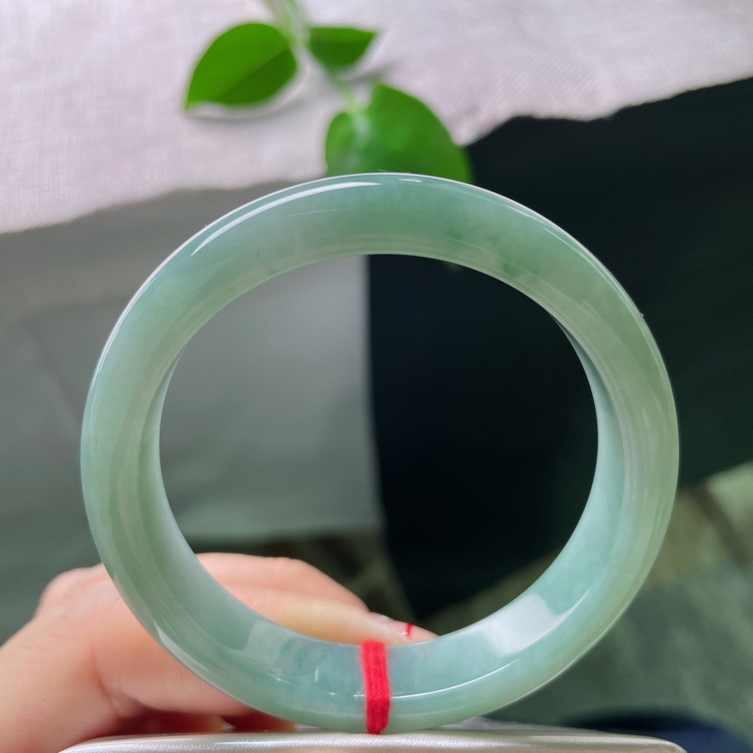 52.5/11.9/7.4蓝底正圈，水润细腻，清雅，佩戴优雅大方，一点皮纹，ss54400a