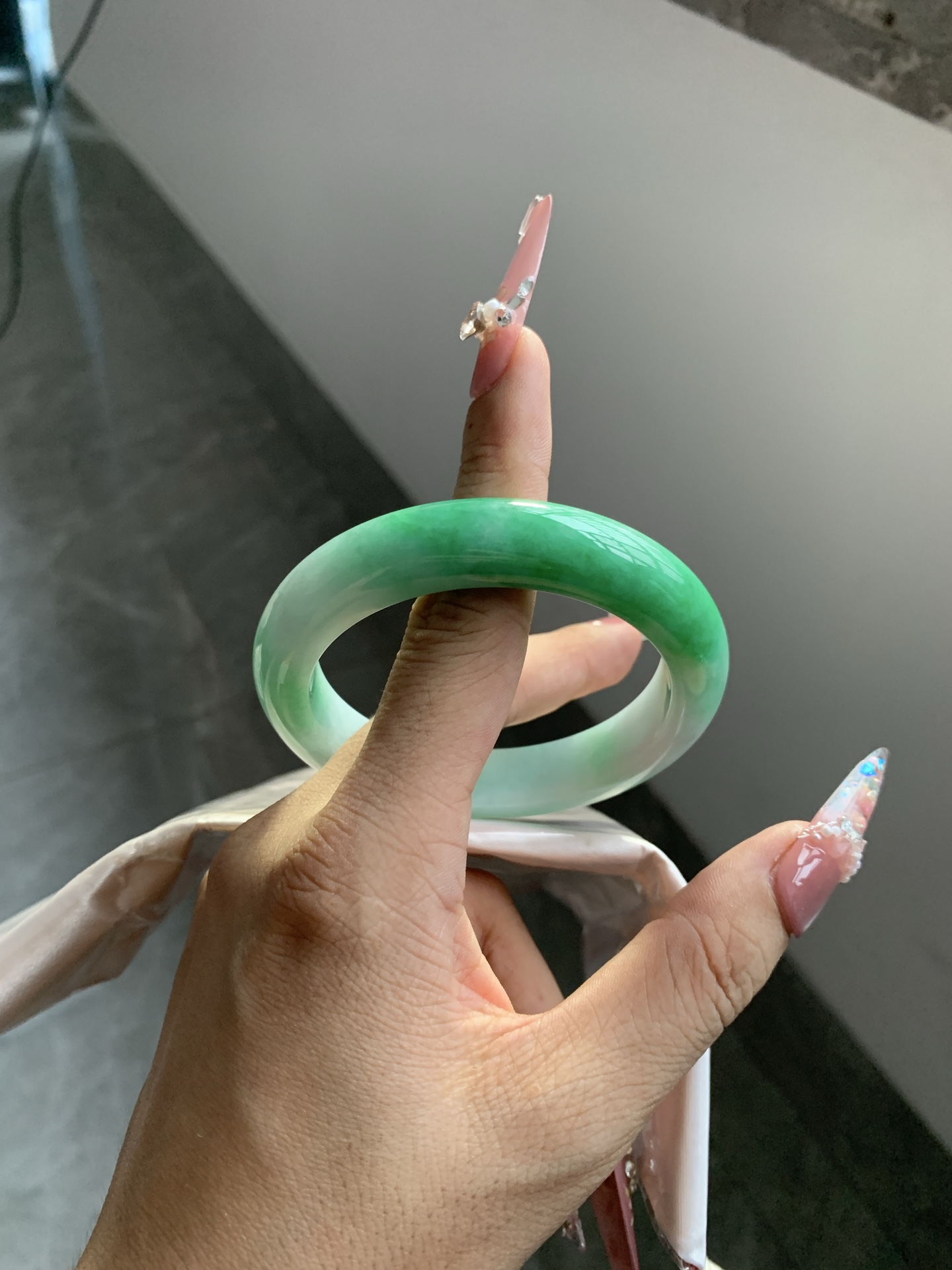 白底青正圈 55.9-9-11.8 0617-FF-3236 打灯多处细纹，底妆水润，半圈阳绿鲜艳青翠，半山半水特色，一镯两戴。