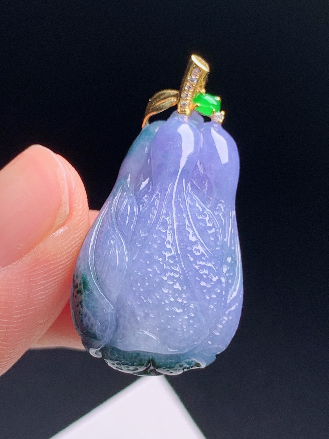 ️ 白菜吊坠，百财浓紫底色飘墨翠意境十足，胶润通透雕工细腻，金镶正阳绿顶珠点缀，温婉雅致寓意金玉满堂