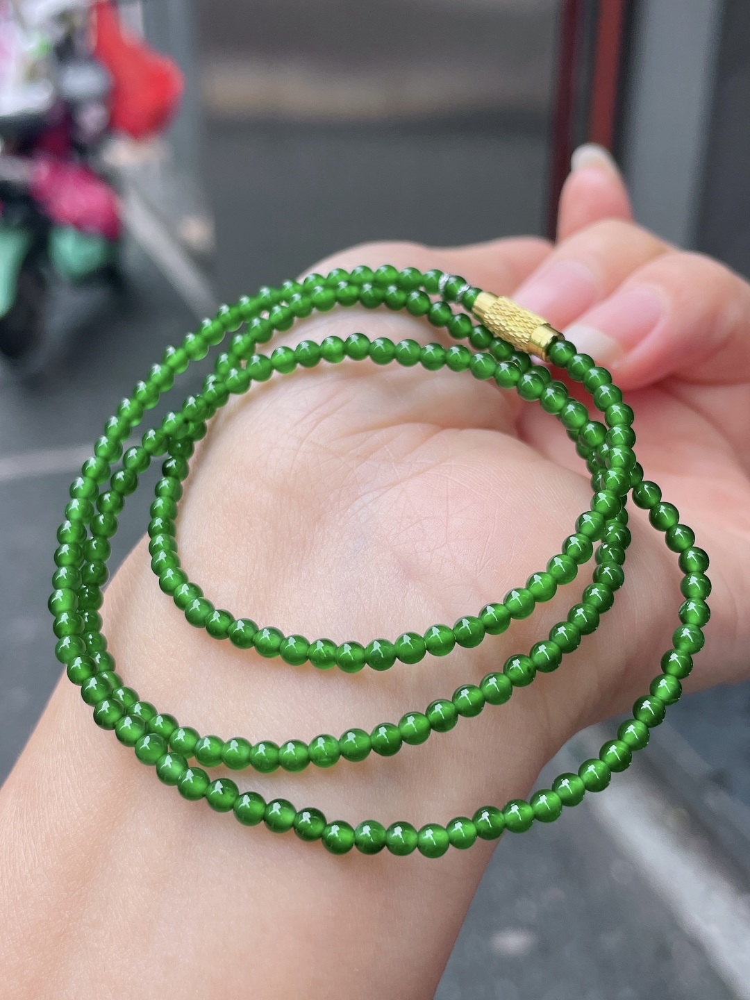 冰种辣绿珠链 色泽艳丽，珠圆玉润 尺寸：3，180颗