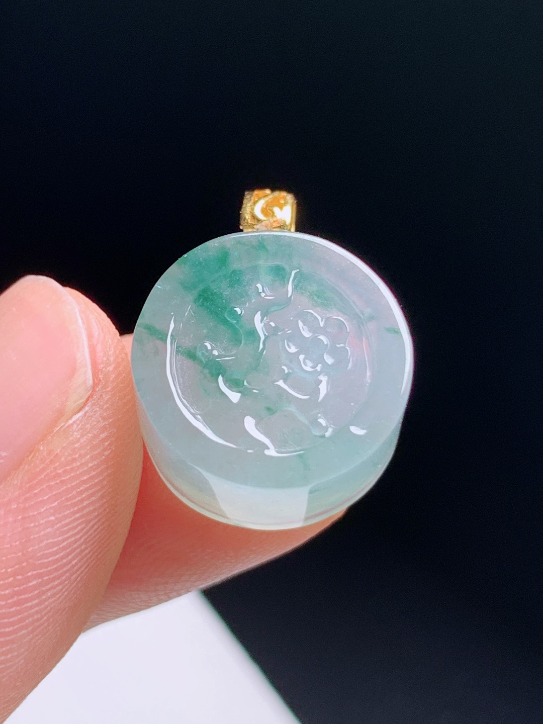 冰透胶润雕工细腻，金镶简约扣头，梅开五福清雅别致，小众不撞款