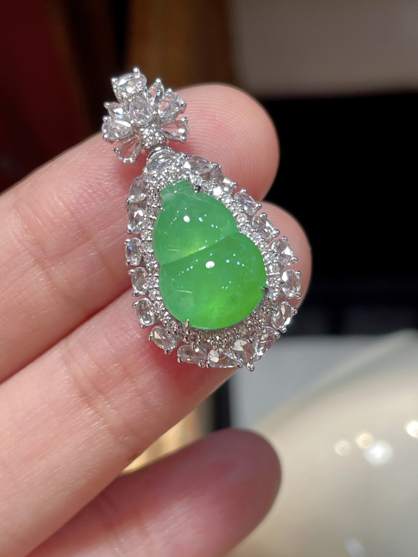 ️ 性比高 阳绿翡翠葫芦吊坠 满色，料子水润通透，种老起光。 18k金镶嵌，非常时尚好看，13.1-9.1-4.2