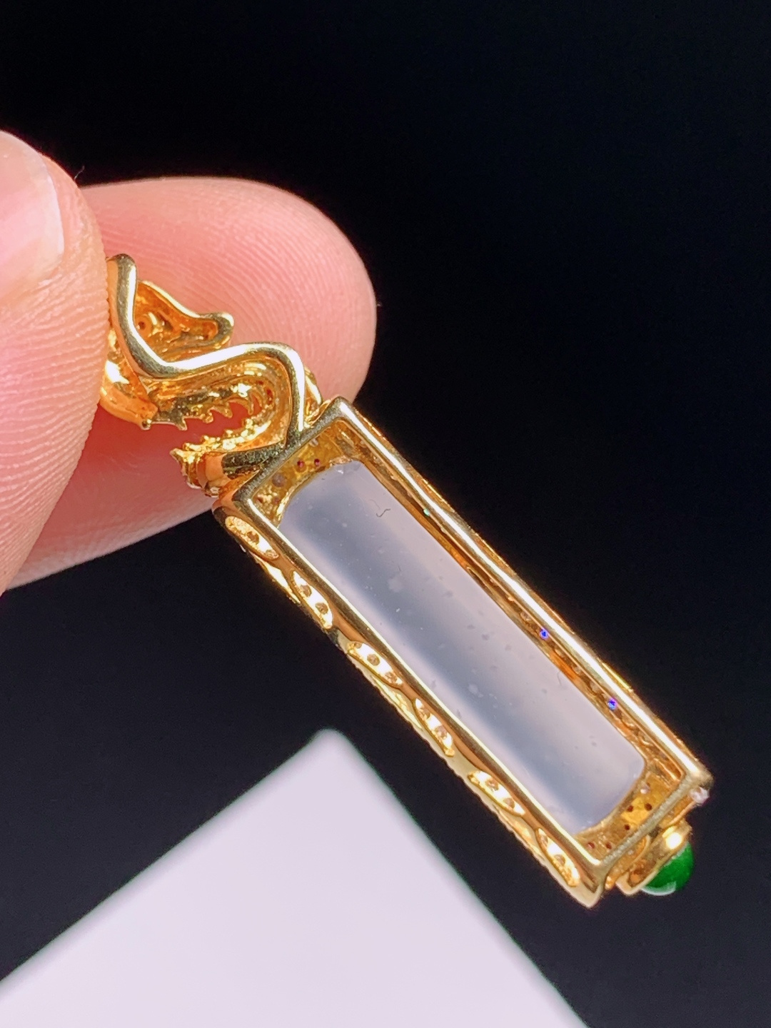 龙柱，玉体通透漫天棉点意境悠远，双色金钻盘龙镶边，底嵌正阳绿珠，步步高升龙腾顺遂 裸石21.5-5.2-3.5 整体38.1-7.6-6.5 480615
