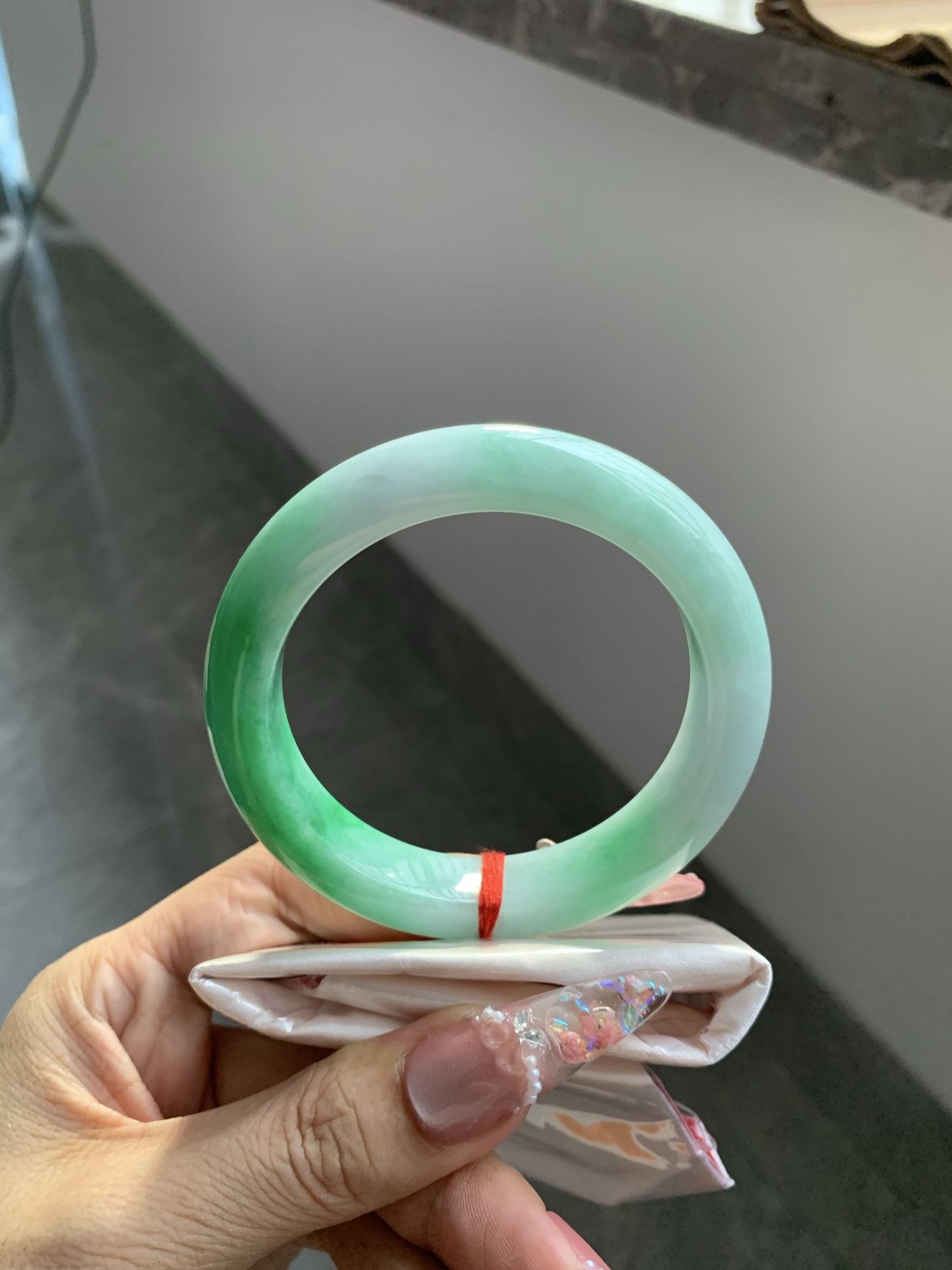 白底青正圈 55.9-9-11.8 0617-FF-3236 打灯多处细纹，底妆水润，半圈阳绿鲜艳青翠，半山半水特色，一镯两戴。
