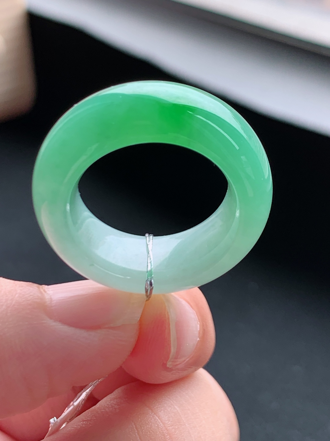 冰种绿指环戒圈，翠色鲜亮水润起胶，上手显贵简约大气 自然光拍摄 010615