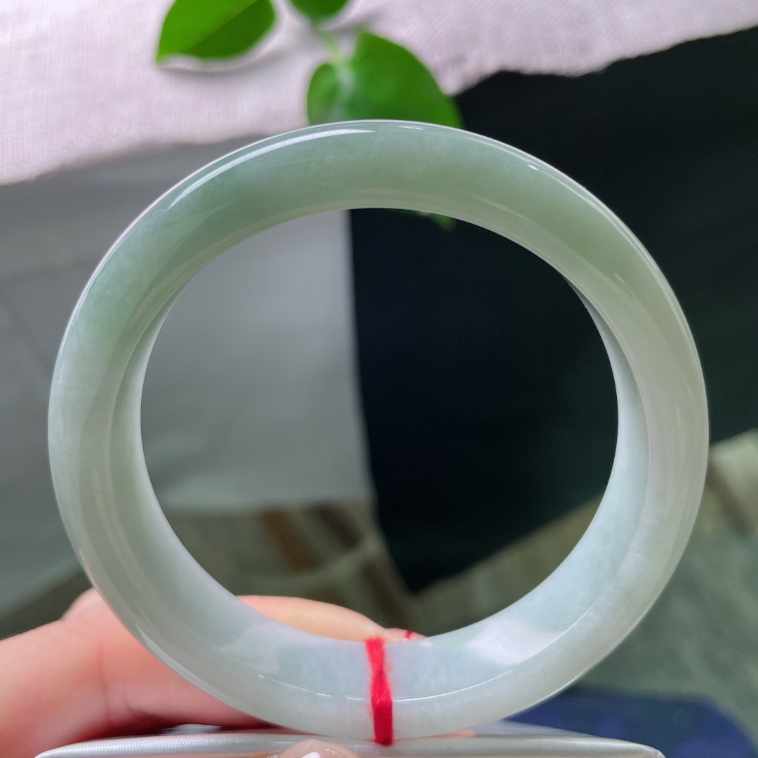 57.8/12.6/7.9，淡绿底正圈，肉质细腻干净，水润，佩戴温婉贤淑，干净，皮纹，ss54218